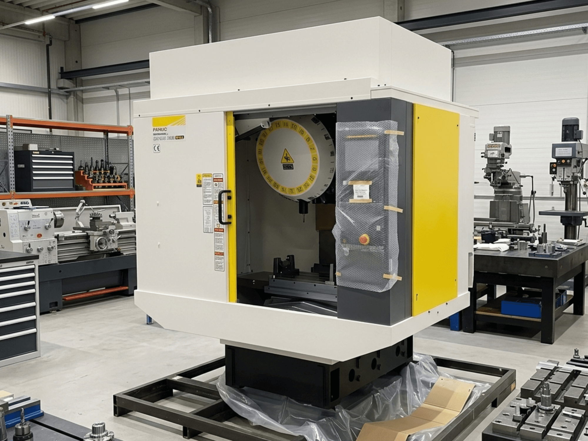 Pionowe centrum obróbcze FANUC Robodrill Alpha D21LIB5 Plus w widoku z boku, z panelem sterowania i obszarem roboczym.