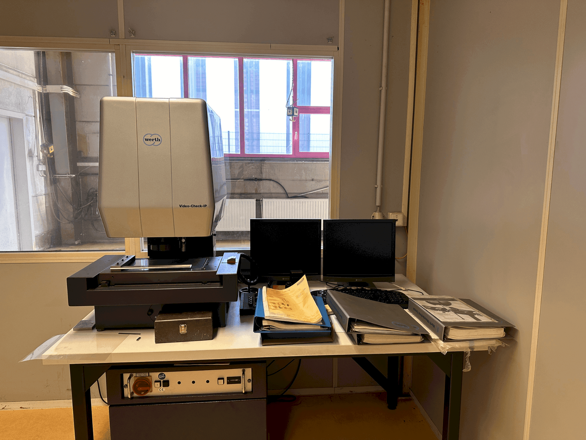 Widok z przodu maszyny Werth Video-Check IP 250x125 3D CNC