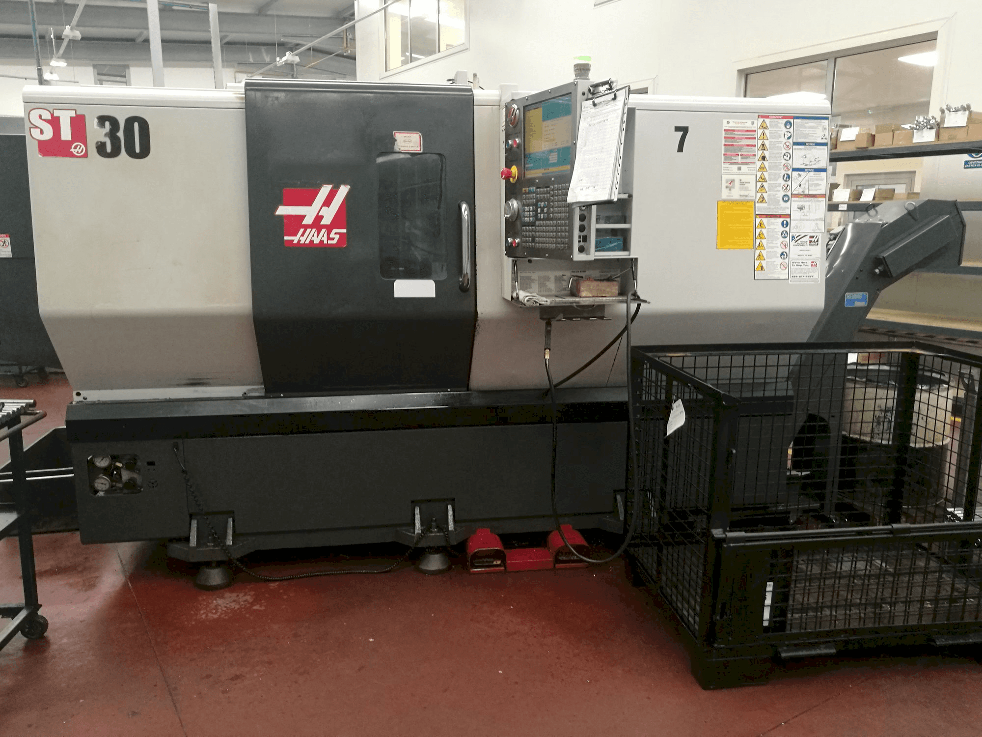 Widok z przodu maszyny HAAS ST-30