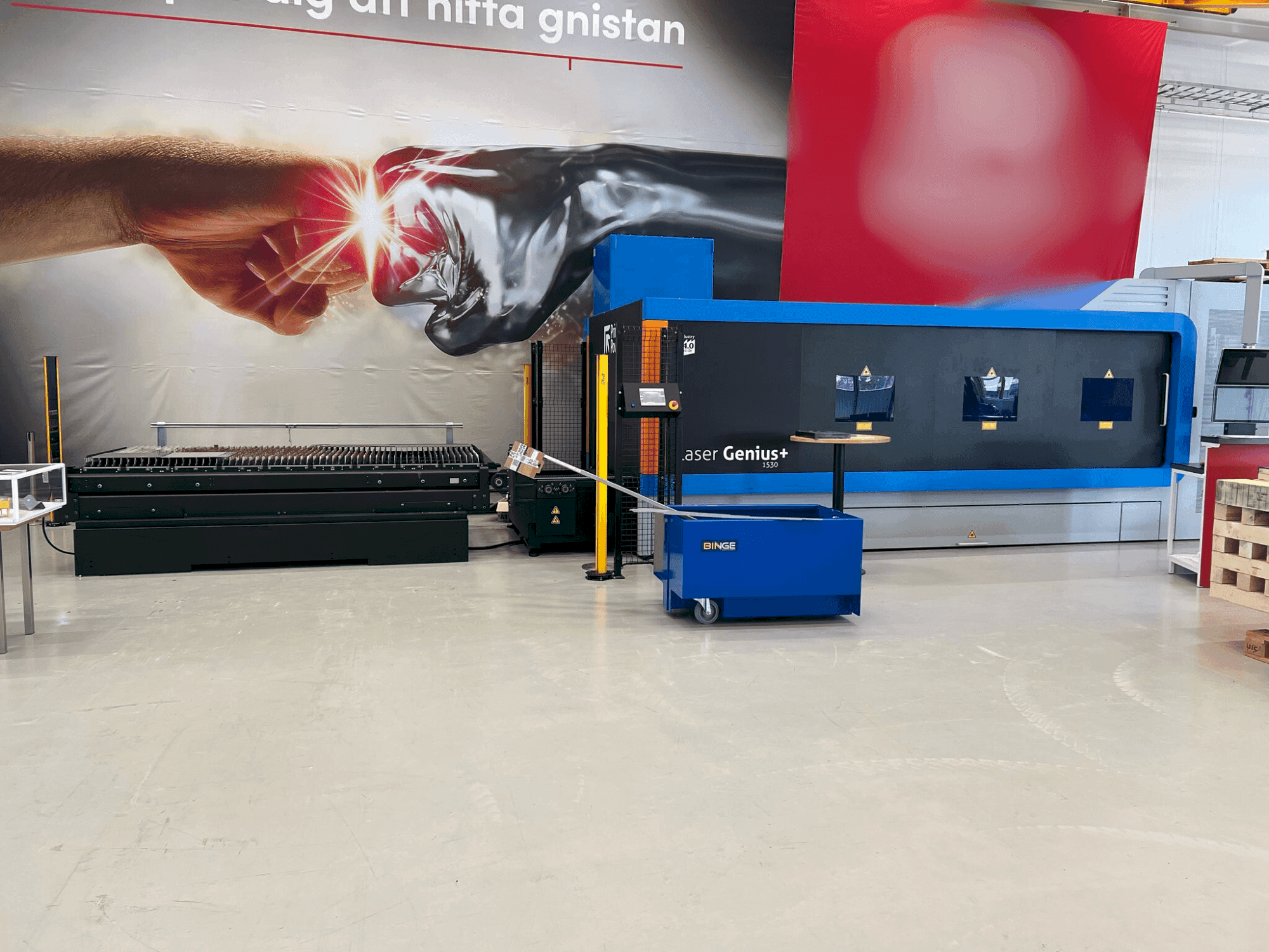 Widok z przodu maszyny Prima Power Laser Genius + 1530