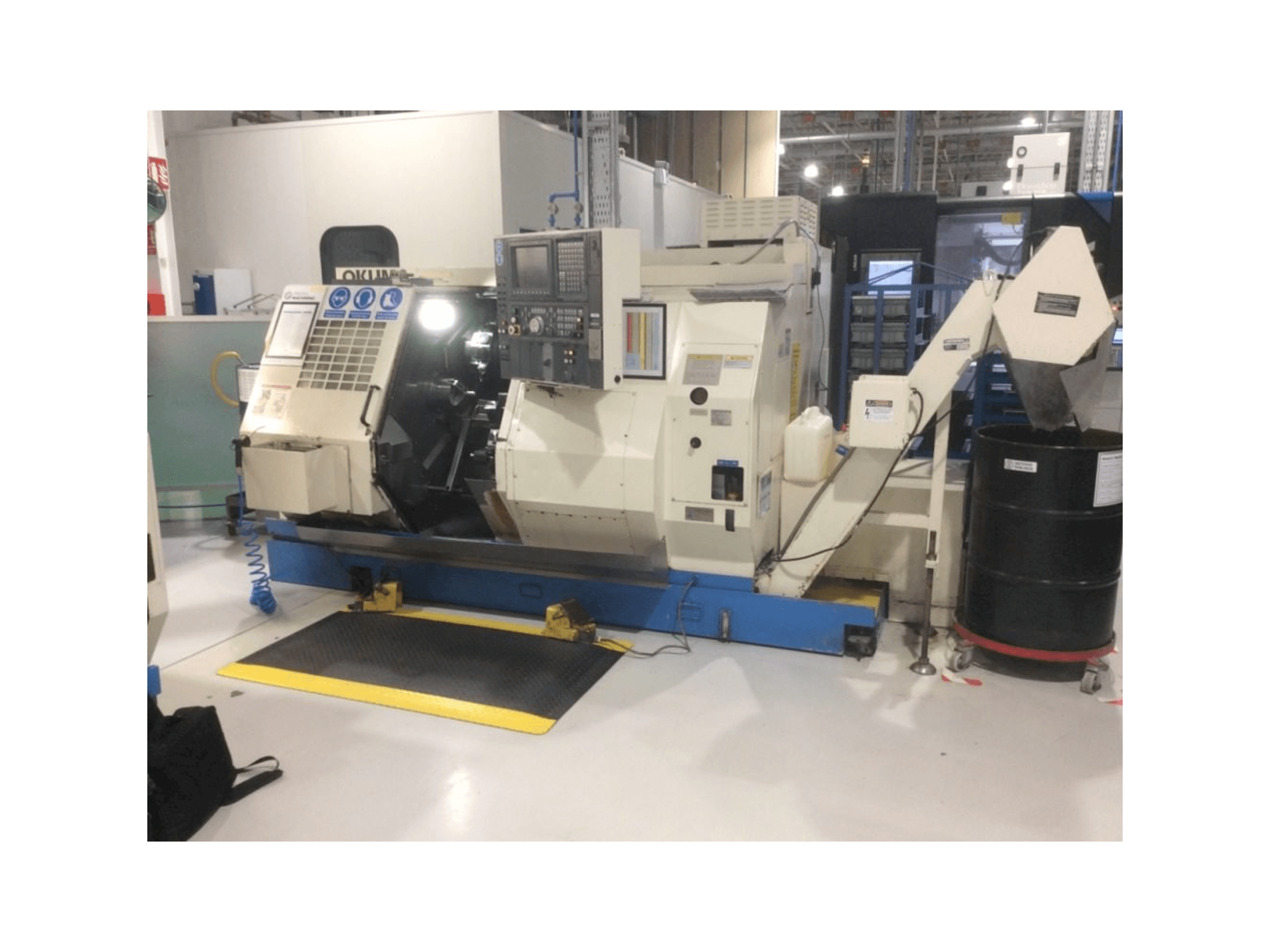 Widok z przodu maszyny Okuma LT 10