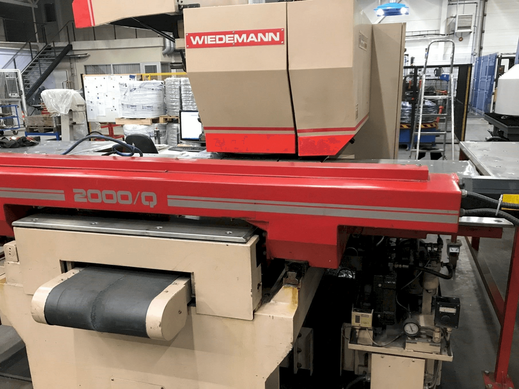 Widok z przodu maszyny MURATA Wiedemann 2000/Q