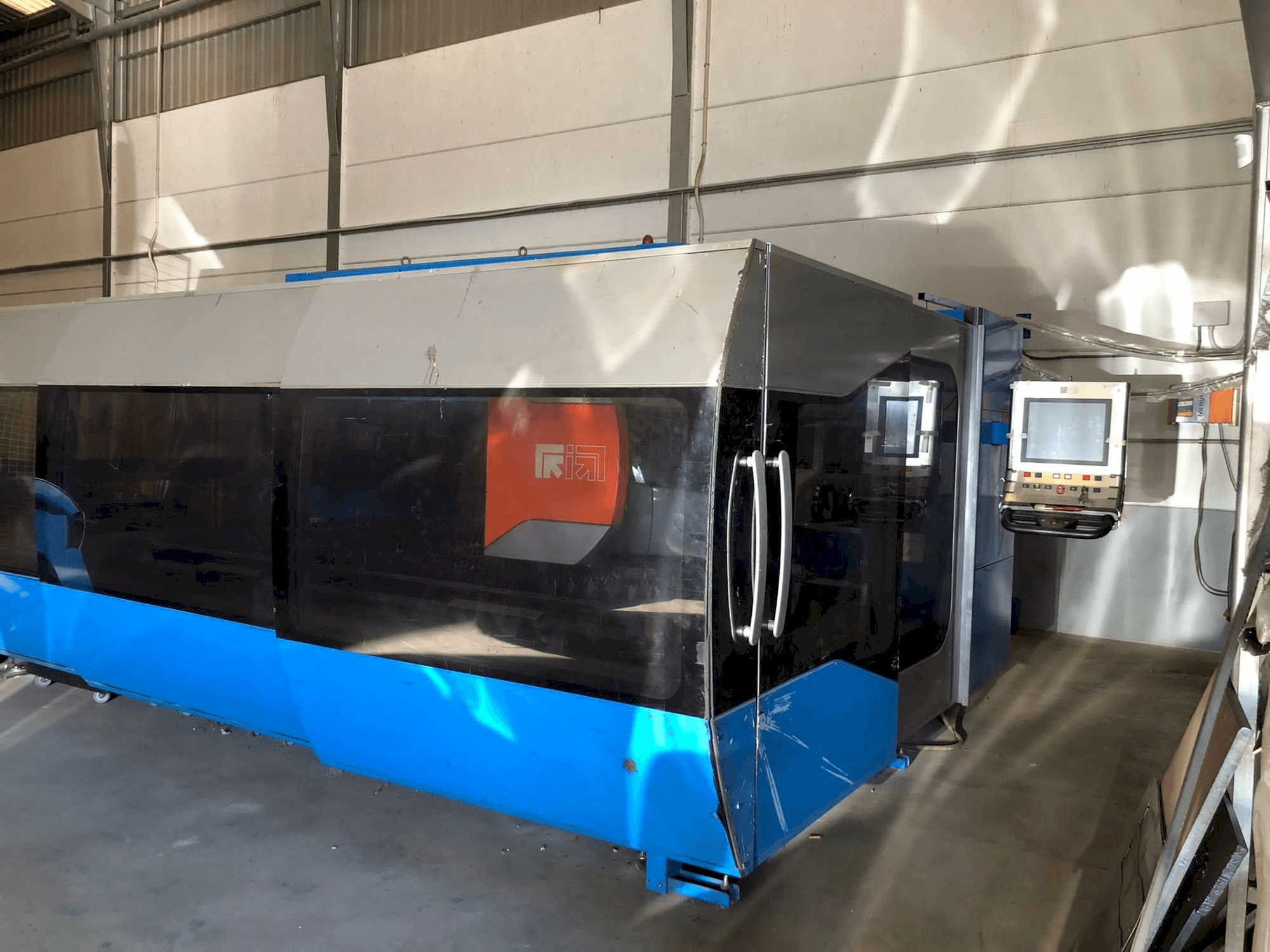 Widok z przodu maszyny Prima Power Zaphiro