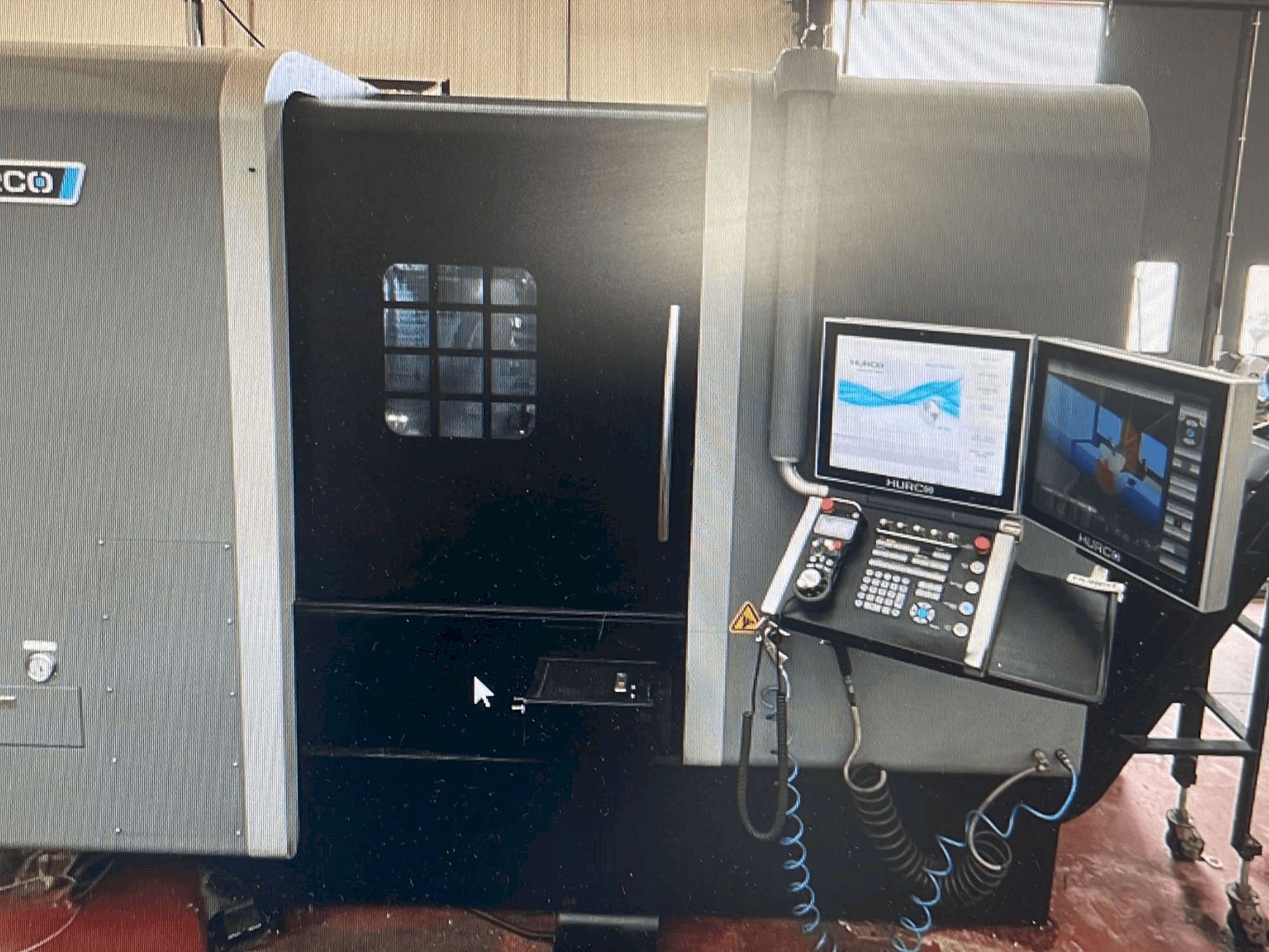 Widok z przodu maszyny Hurco TMX8MYSi