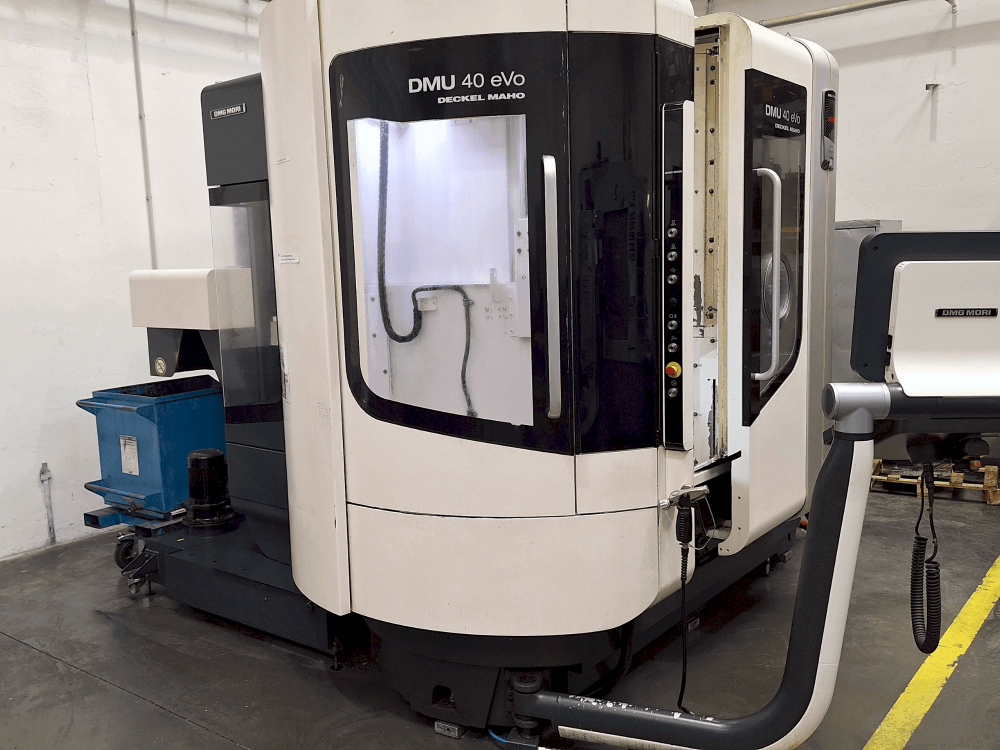Widok z przodu maszyny DMG MORI DMU 40 eVo