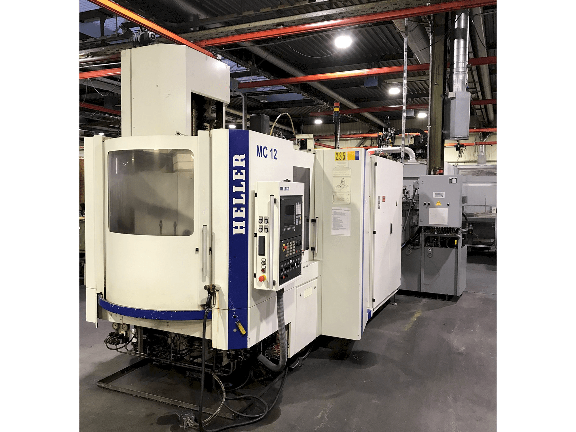 Widok z przodu maszyny HELLER MC 12