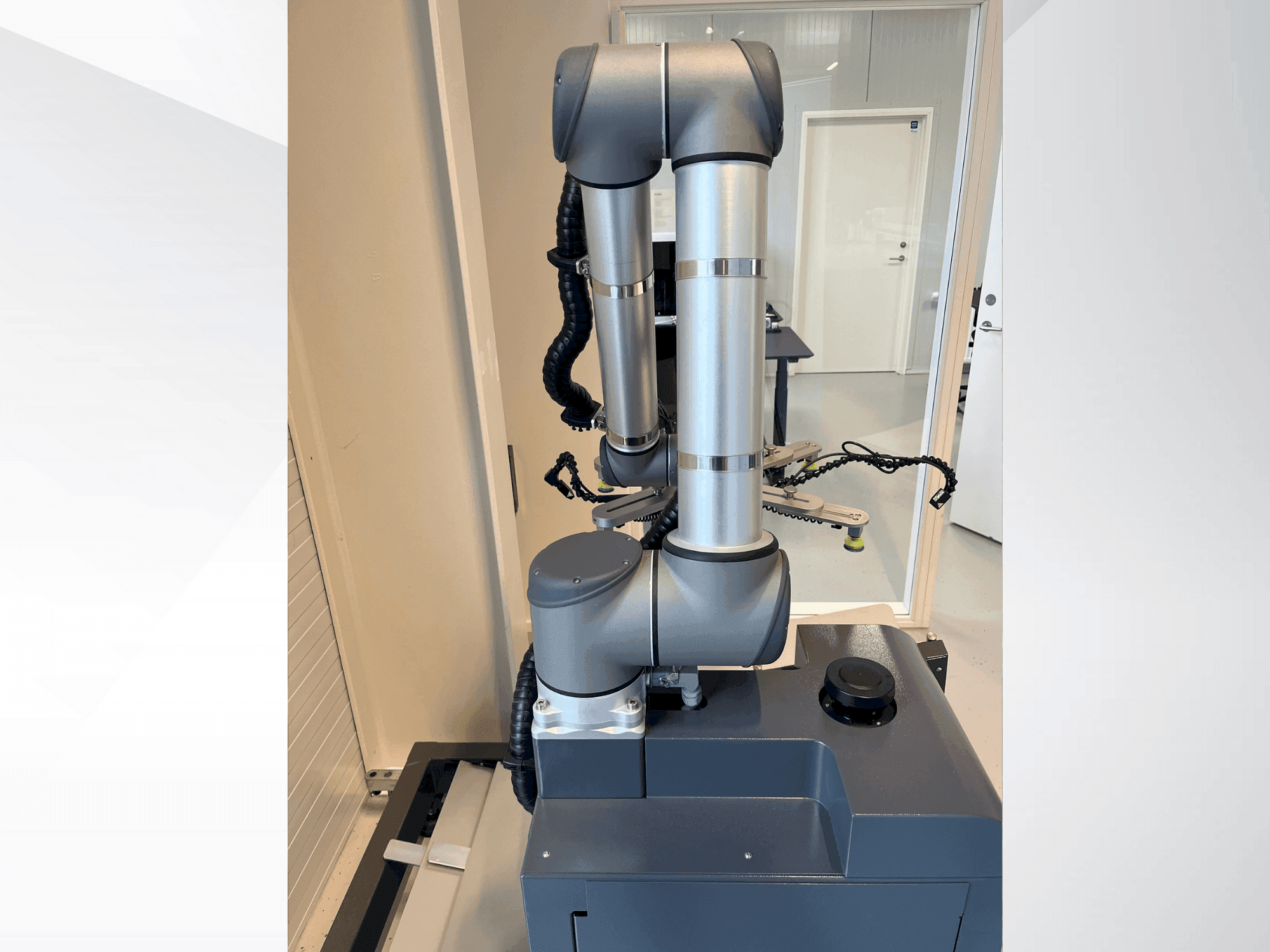 Widok z przodu maszyny Universal Robots UR10