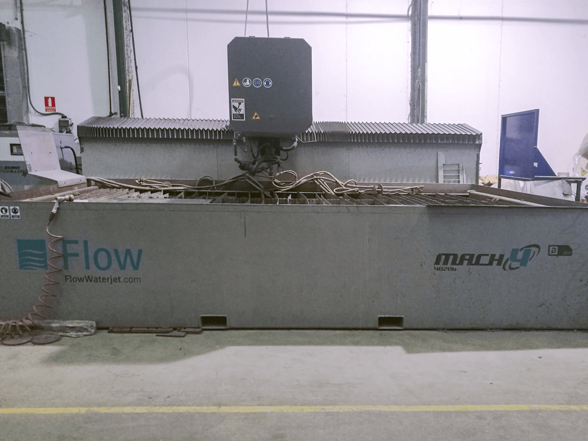 Widok z przodu maszyny Flow Mach4 4020b