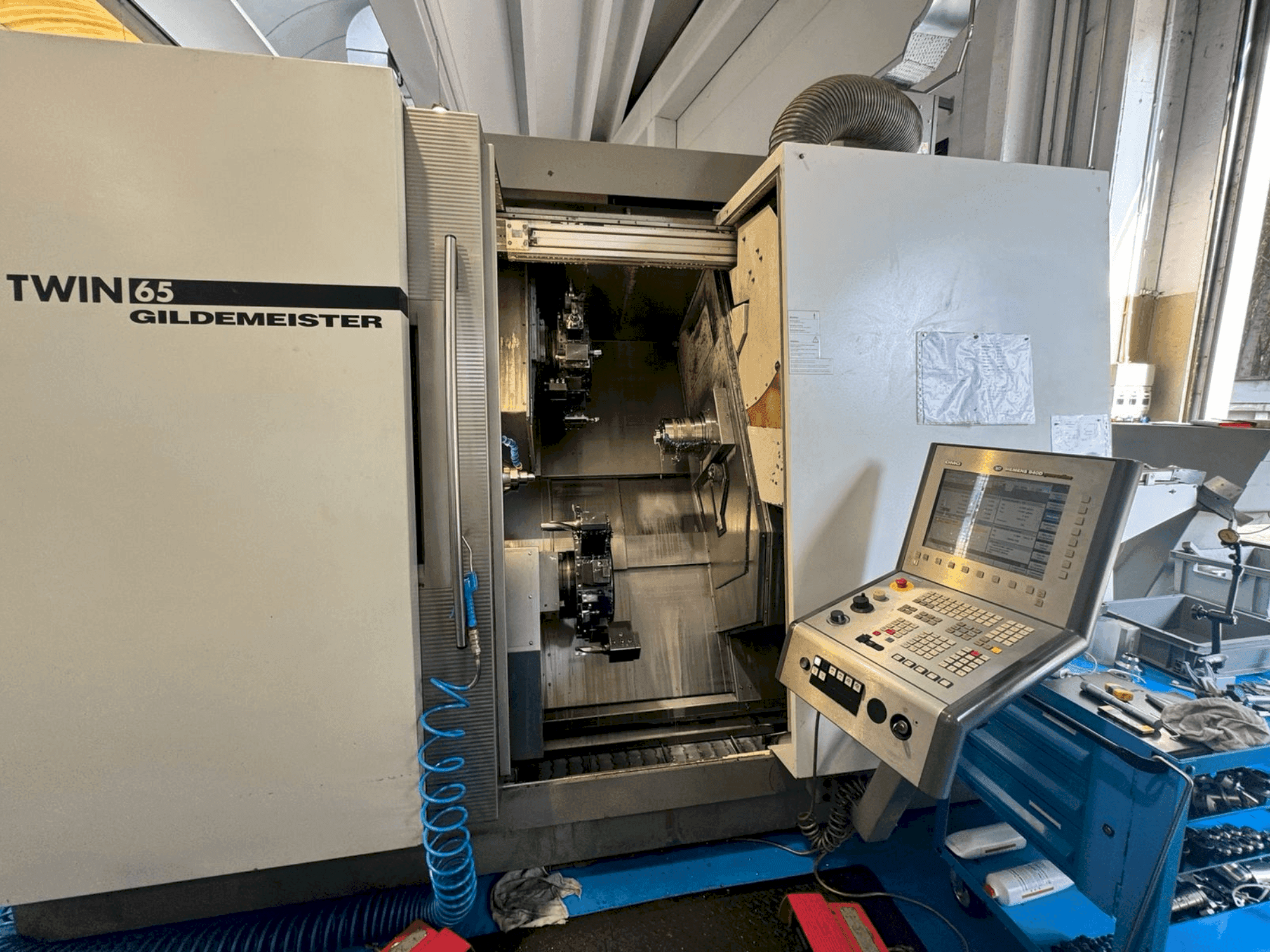 Widok z przodu maszyny Gildemeister Twin 65