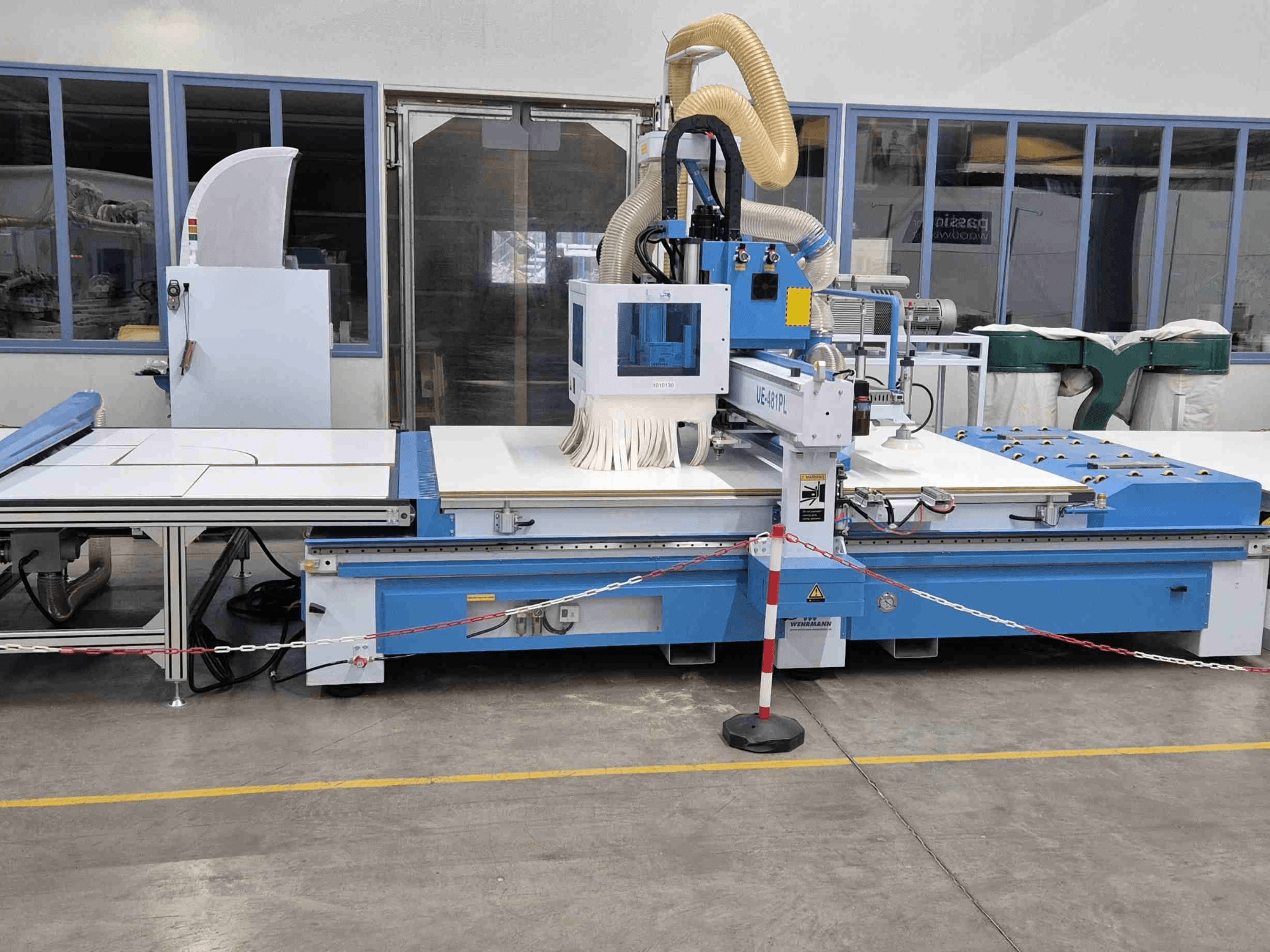 Niebieski ploter CNC UE-621PL z przodu, wyposażony w duży stół tnący i dołączony system odsysania pyłu.