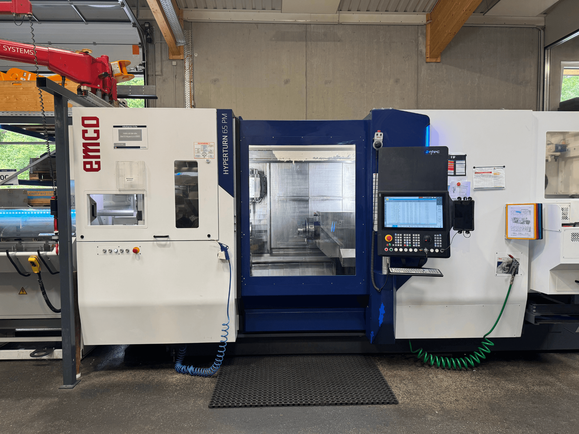 Maszyna EMCO Hyperturn 65 PM, widok z przodu, panel sterowania, obszar wrzeciona i funkcje operacyjne.