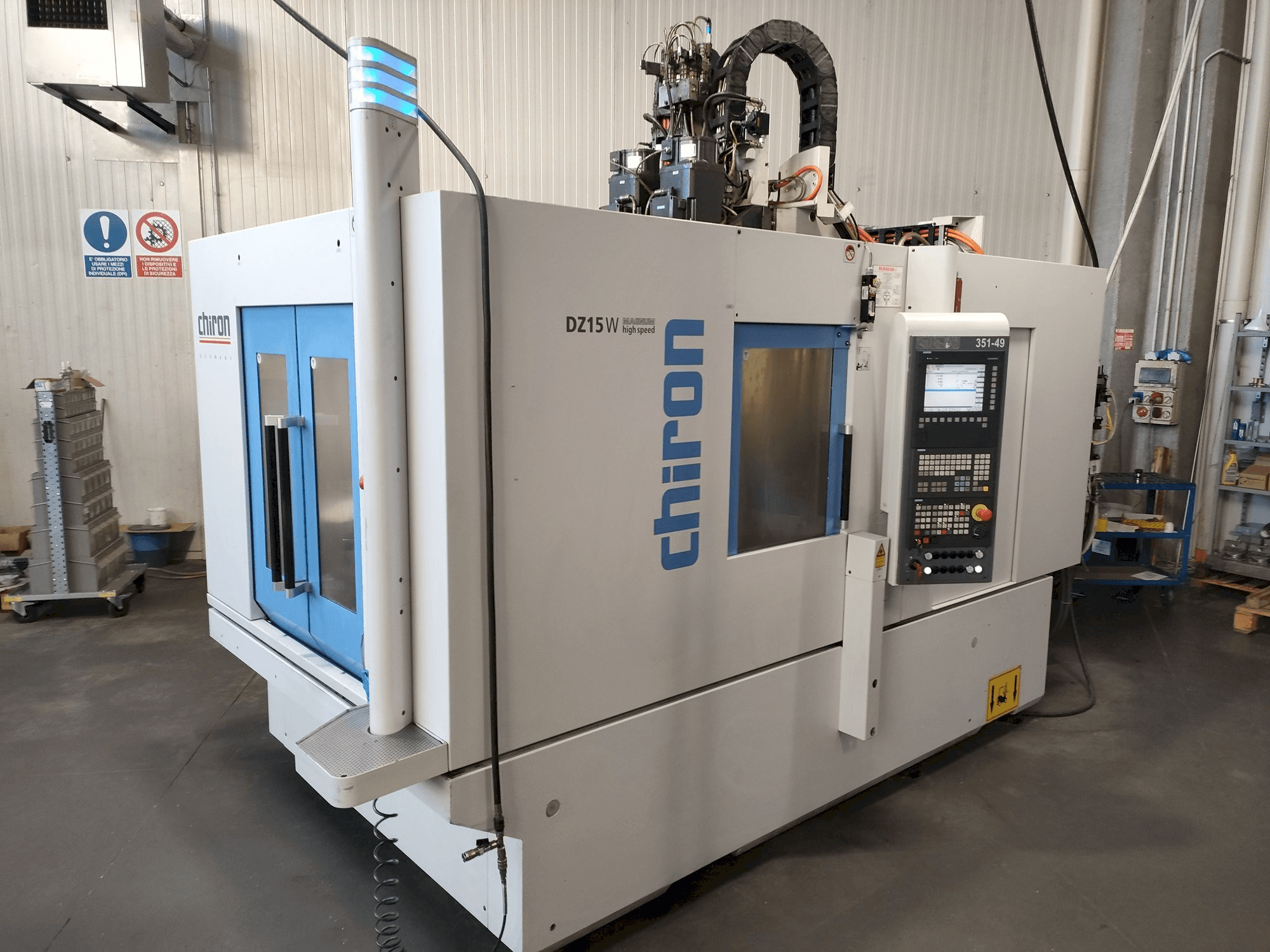 Widok z przodu maszyny CHIRON DZ15W MAGNUM HS