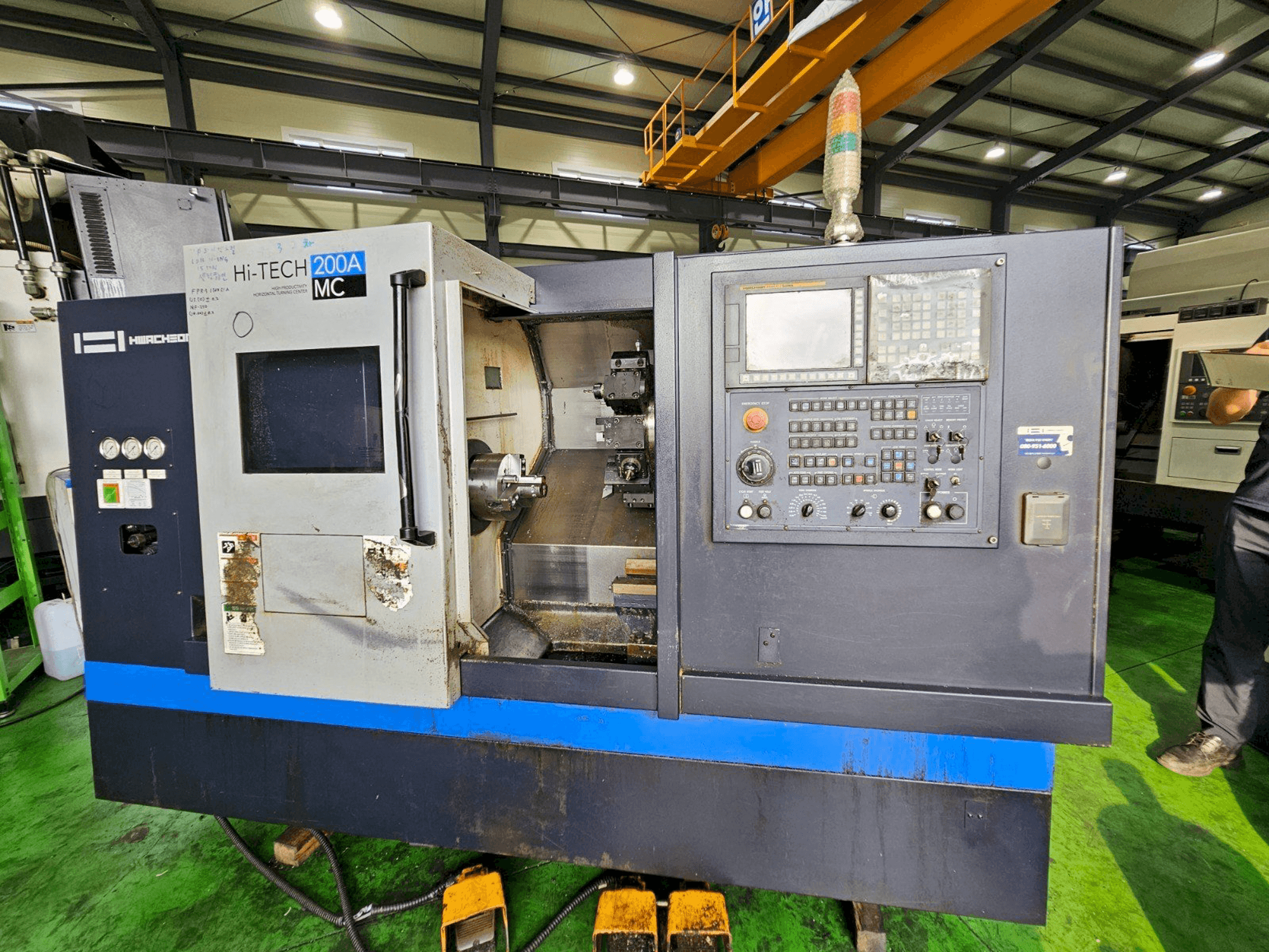 Widok z przodu maszyny HWACHEON Hi-Tech 200A MC
