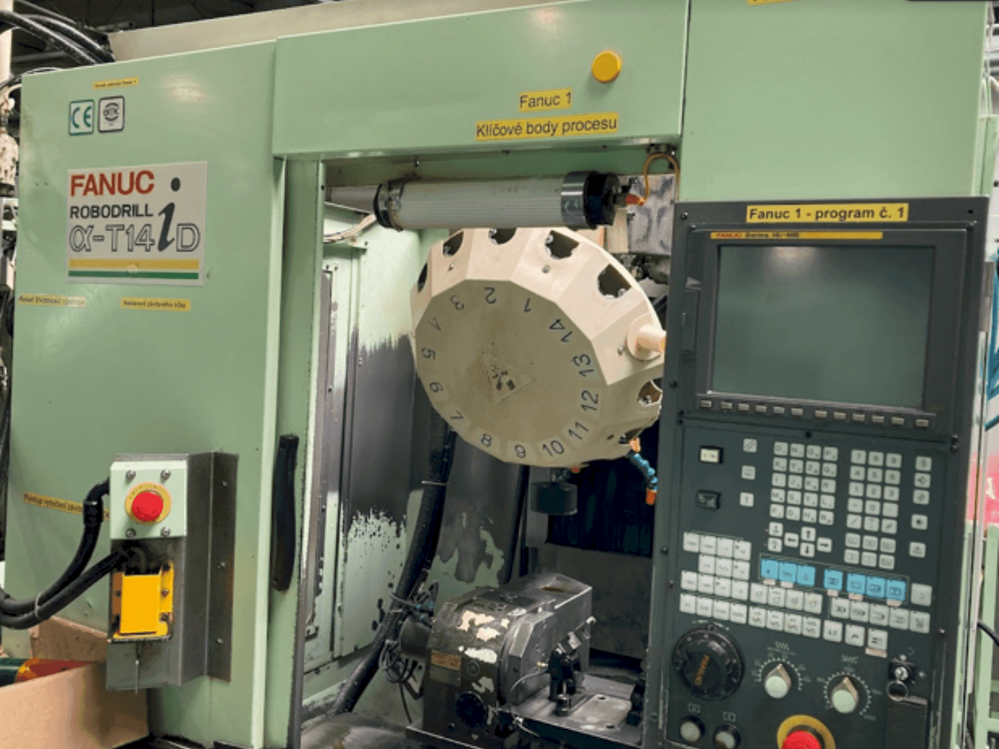 Widok z przodu maszyny FANUC Robodrill Alpha-T14 iD