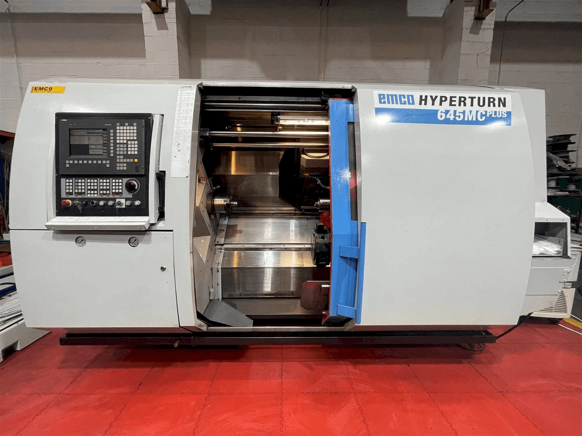 Widok z przodu maszyny EMCO Hyperturn 645MC Plus