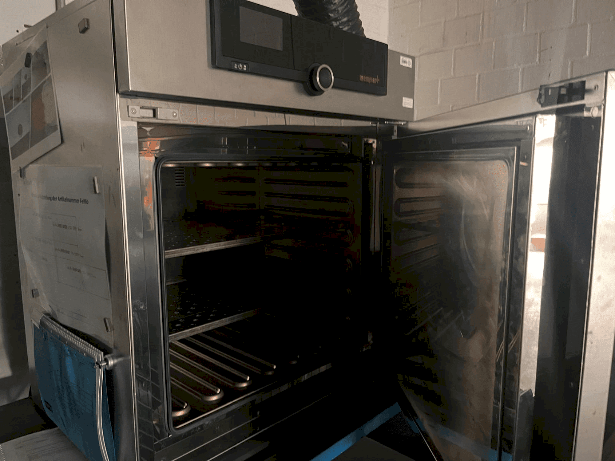 Widok z przodu maszyny MEMMERT UN110