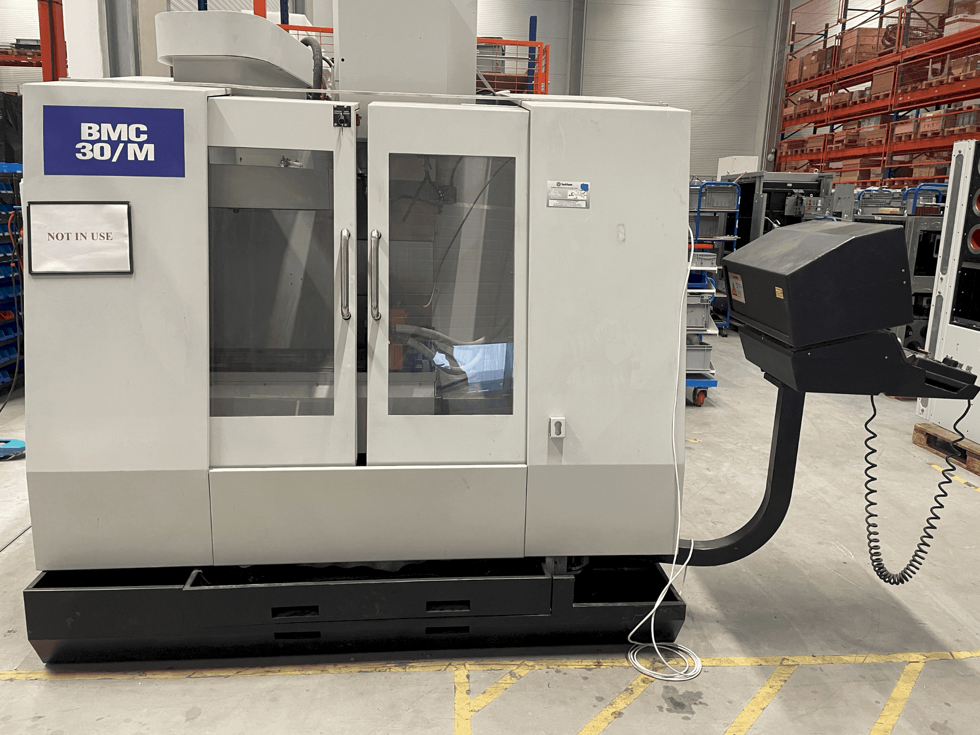 Widok z przodu maszyny Hurco BMC-30M