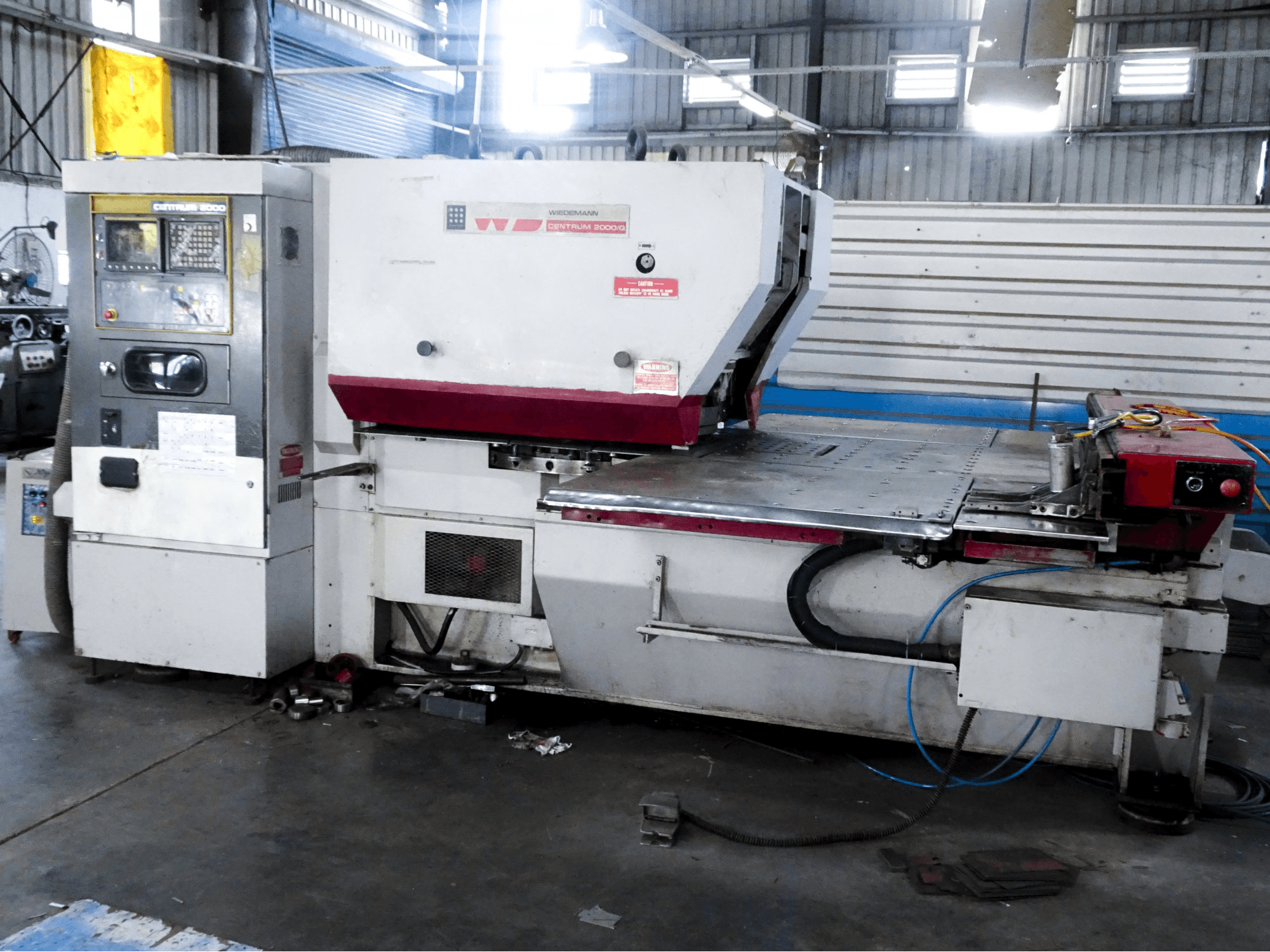 Widok z prawej maszyny Murata Wiedemann C-2000