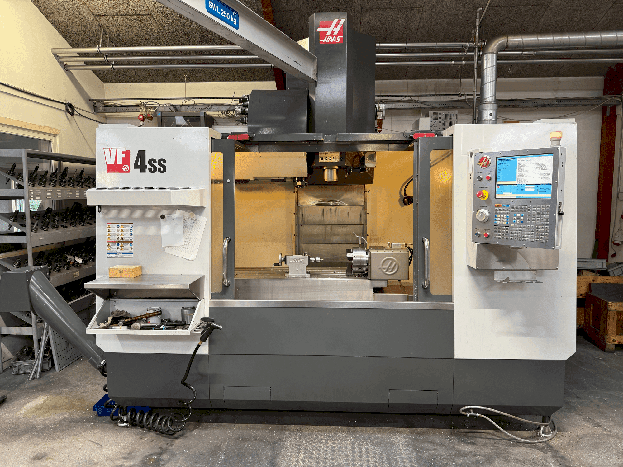 Widok z przodu maszyny HAAS VF-4SS
