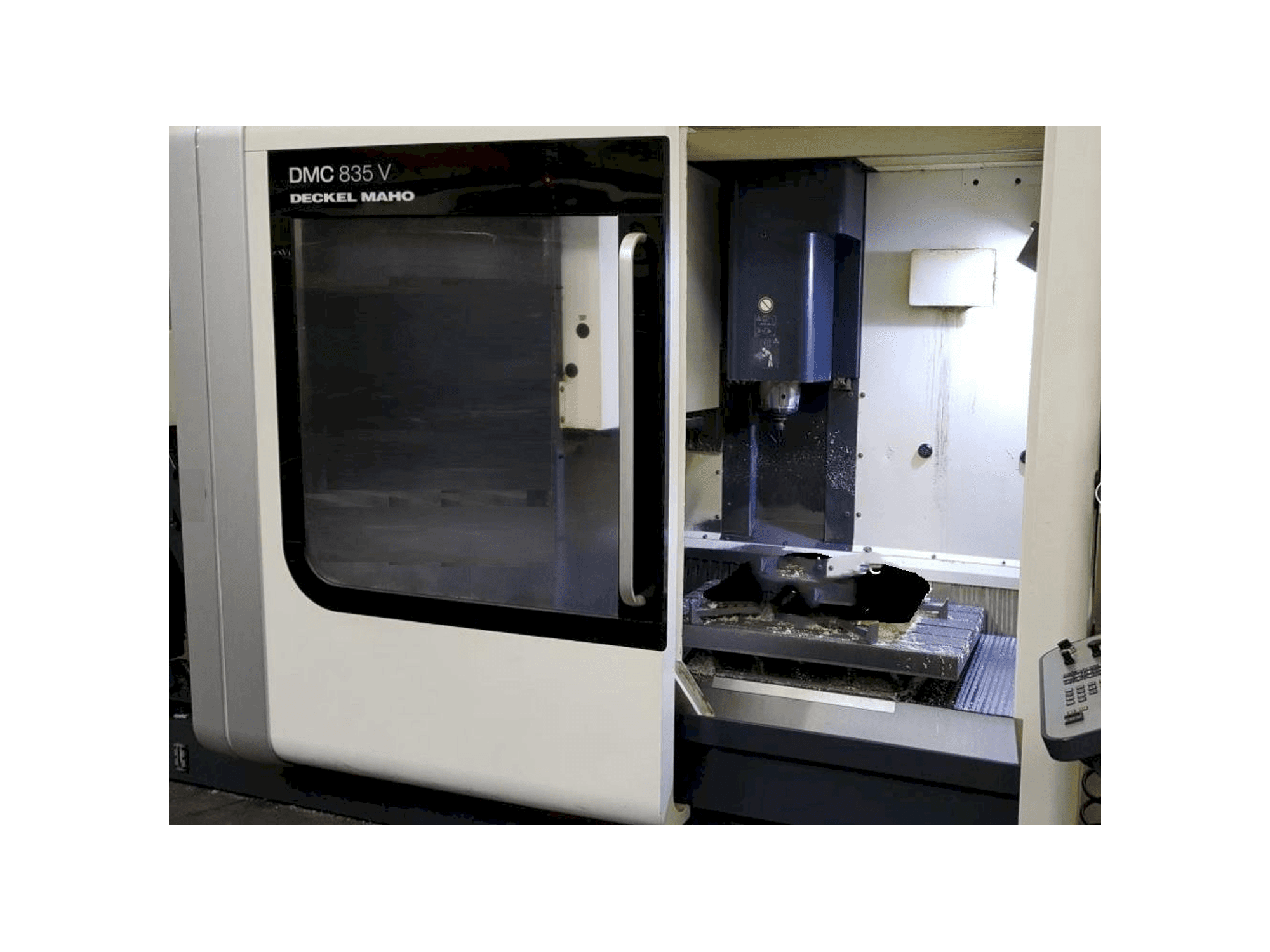 Widok z przodu maszyny DECKEL MAHO DMC 835 V