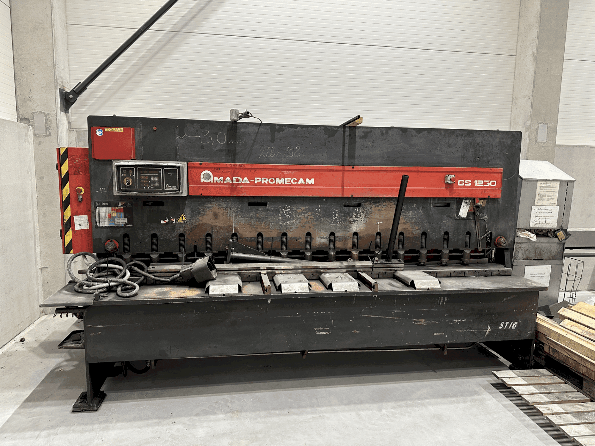 Widok z przodu maszyny AMADA Promecam GS1230