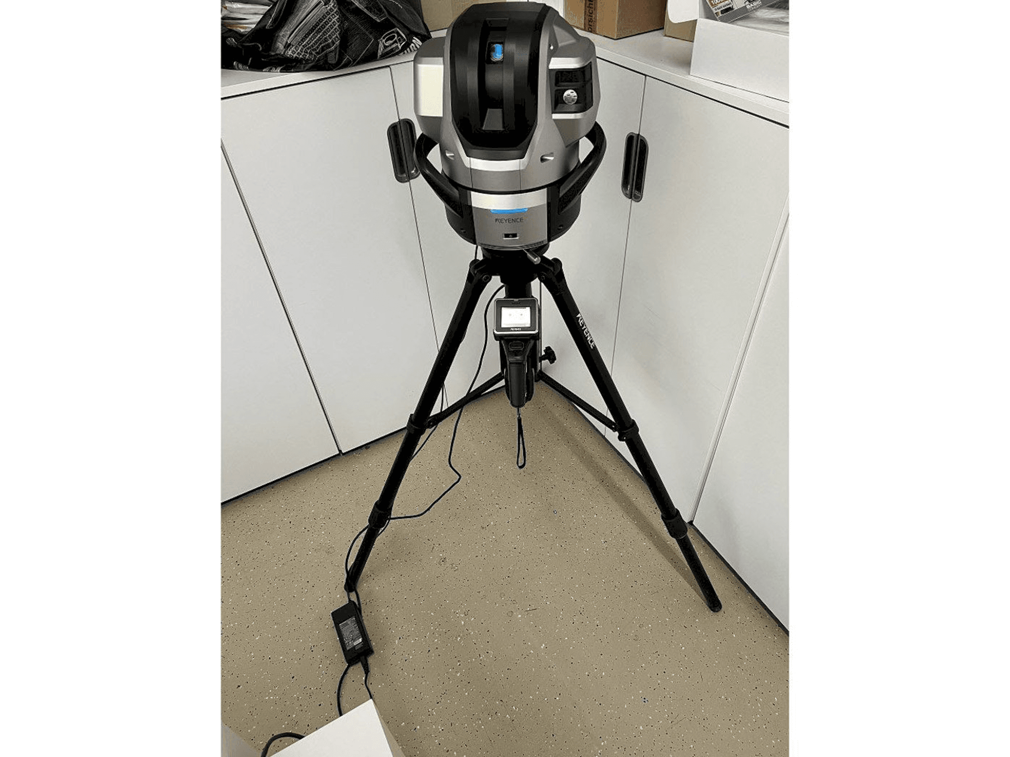 Widok z przodu maszyny KEYENCE WM-C3000