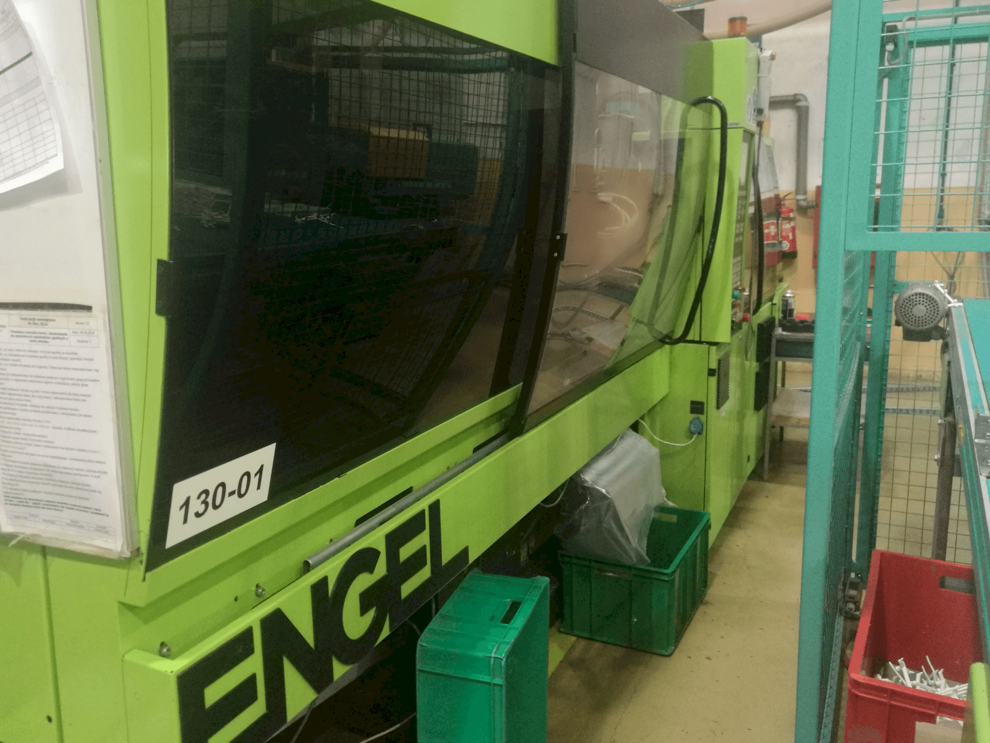 Widok z lewej maszyny ENGEL VICTORY 650/130 Tech