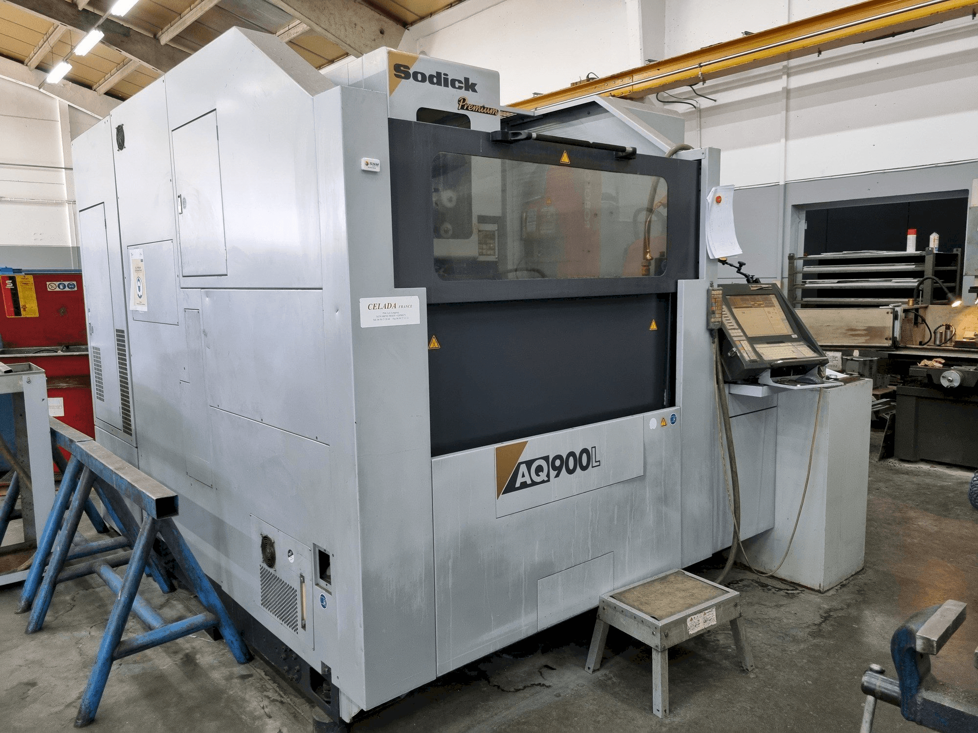 Widok z przodu maszyny Sodick AQ900L