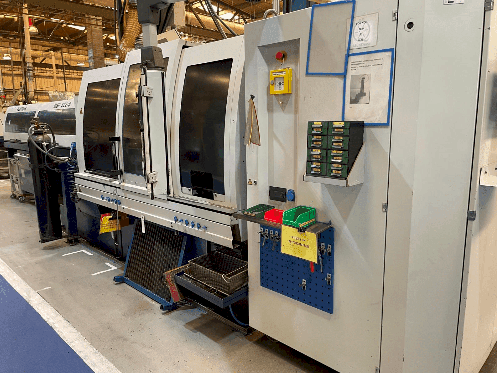 Widok z przodu maszyny TORNOS MultiDeco 20-8b