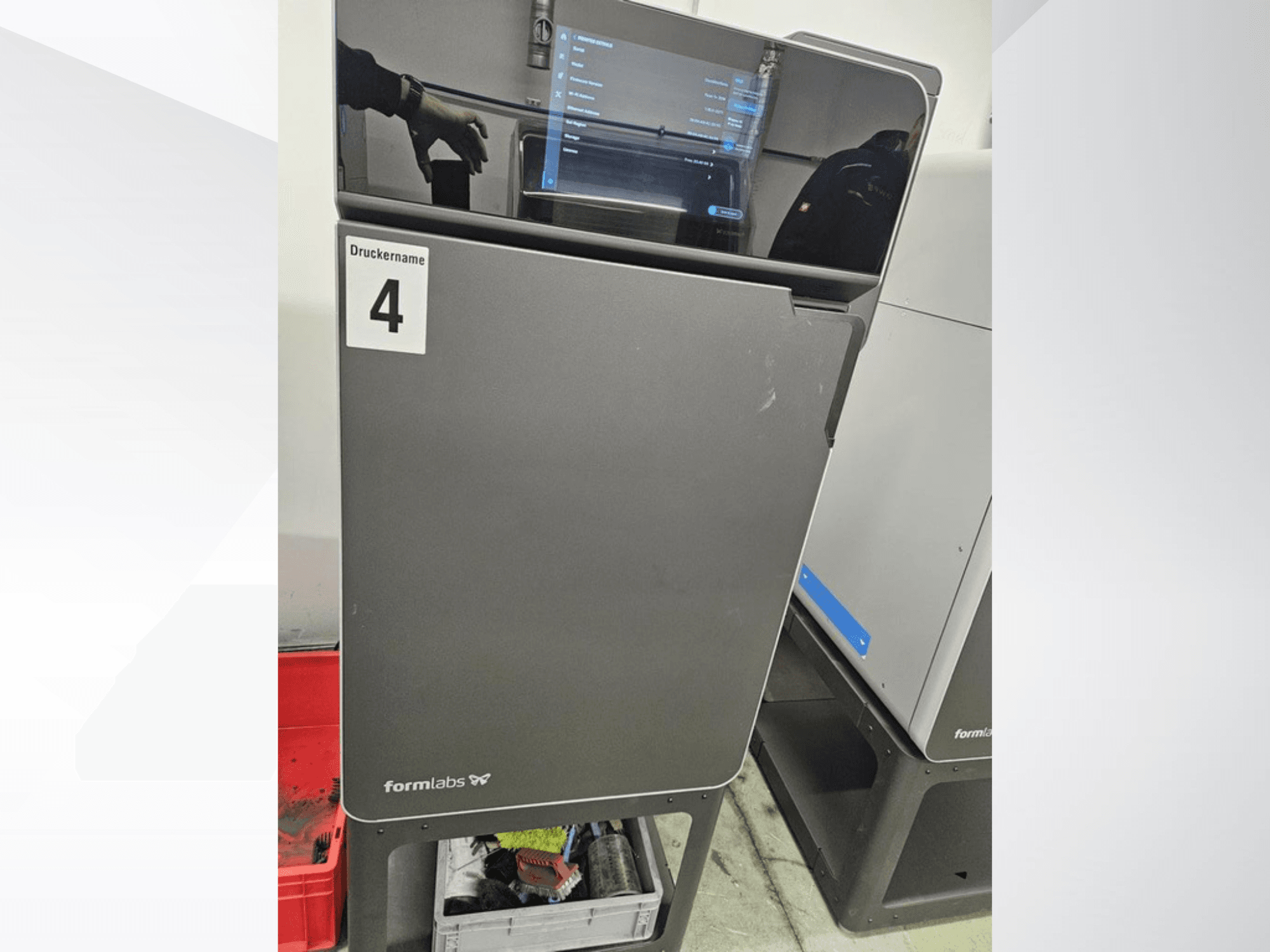 Drukarka 3D FORMLABS Fuse 1+ 30 W do tworzyw sztucznych, widok z przodu, z widocznym ekranem dotykowym i napisem „Druckname 4”.
