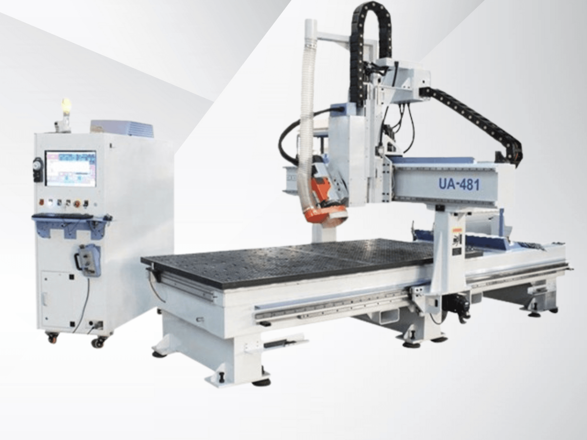 Maszyna CNC UA-481 i panel sterowania, widok z boku, z dużym stołem roboczym i precyzyjną głowicą tnącą.