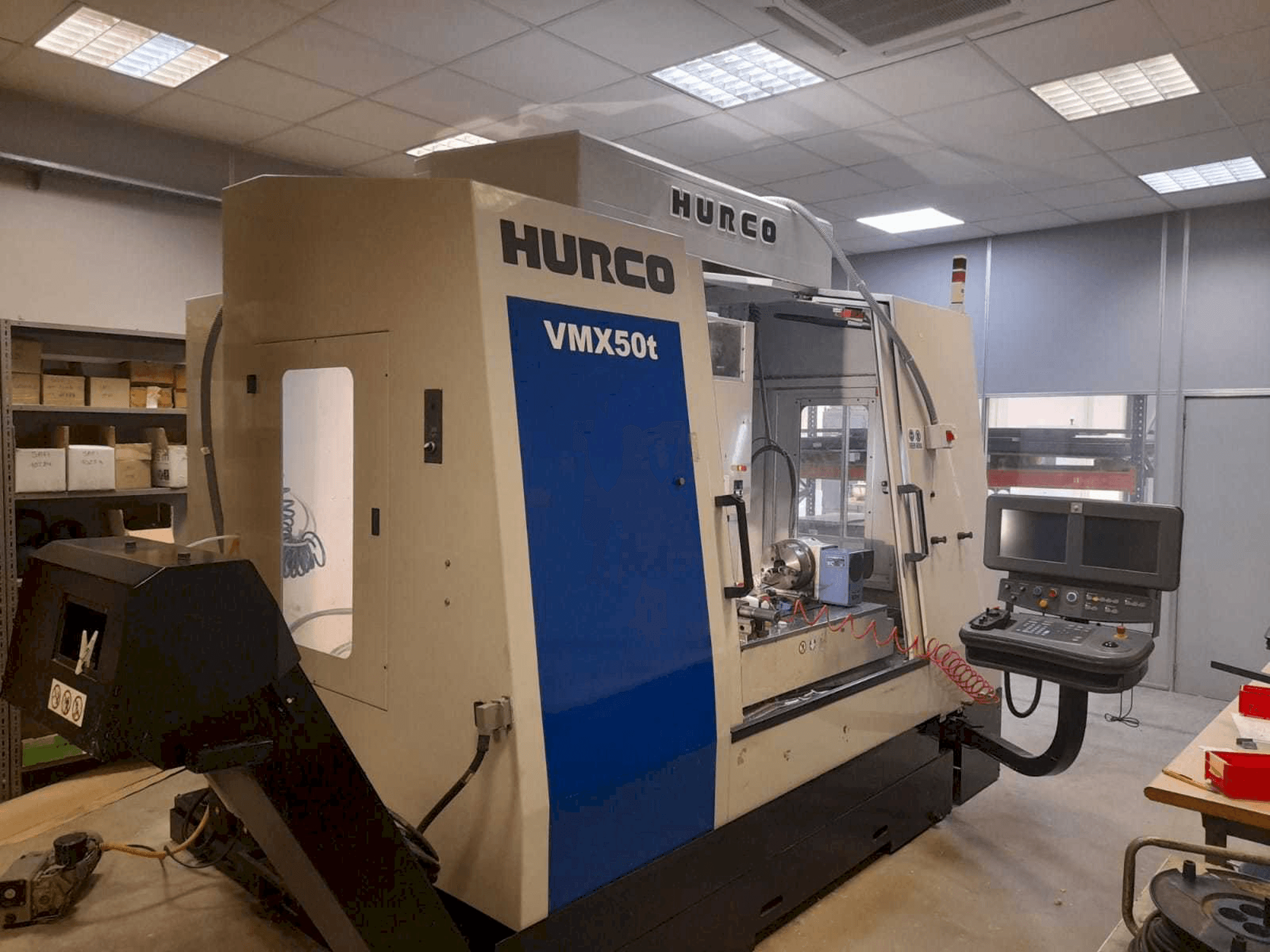 Widok z przodu maszyny Hurco VMX50T