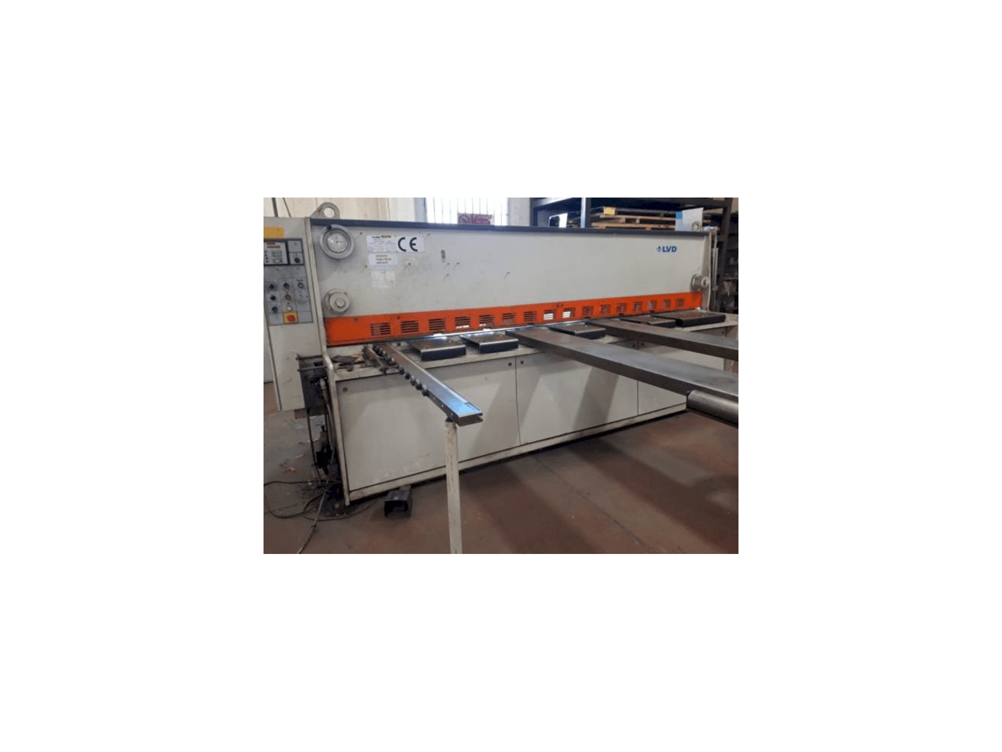 Widok z przodu maszyny LVD LDR 3000mm x 6mm