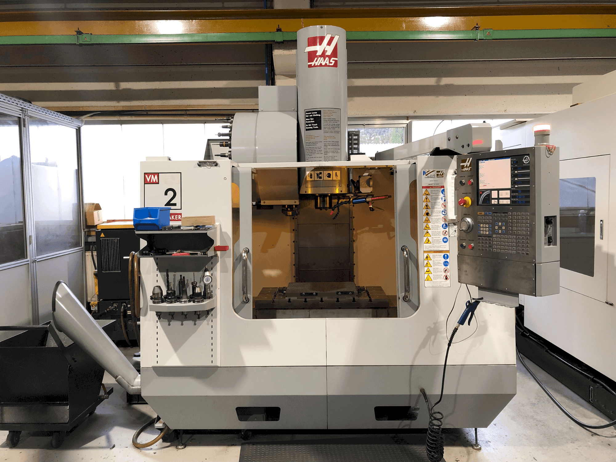 Widok z przodu maszyny HAAS VM-2HF