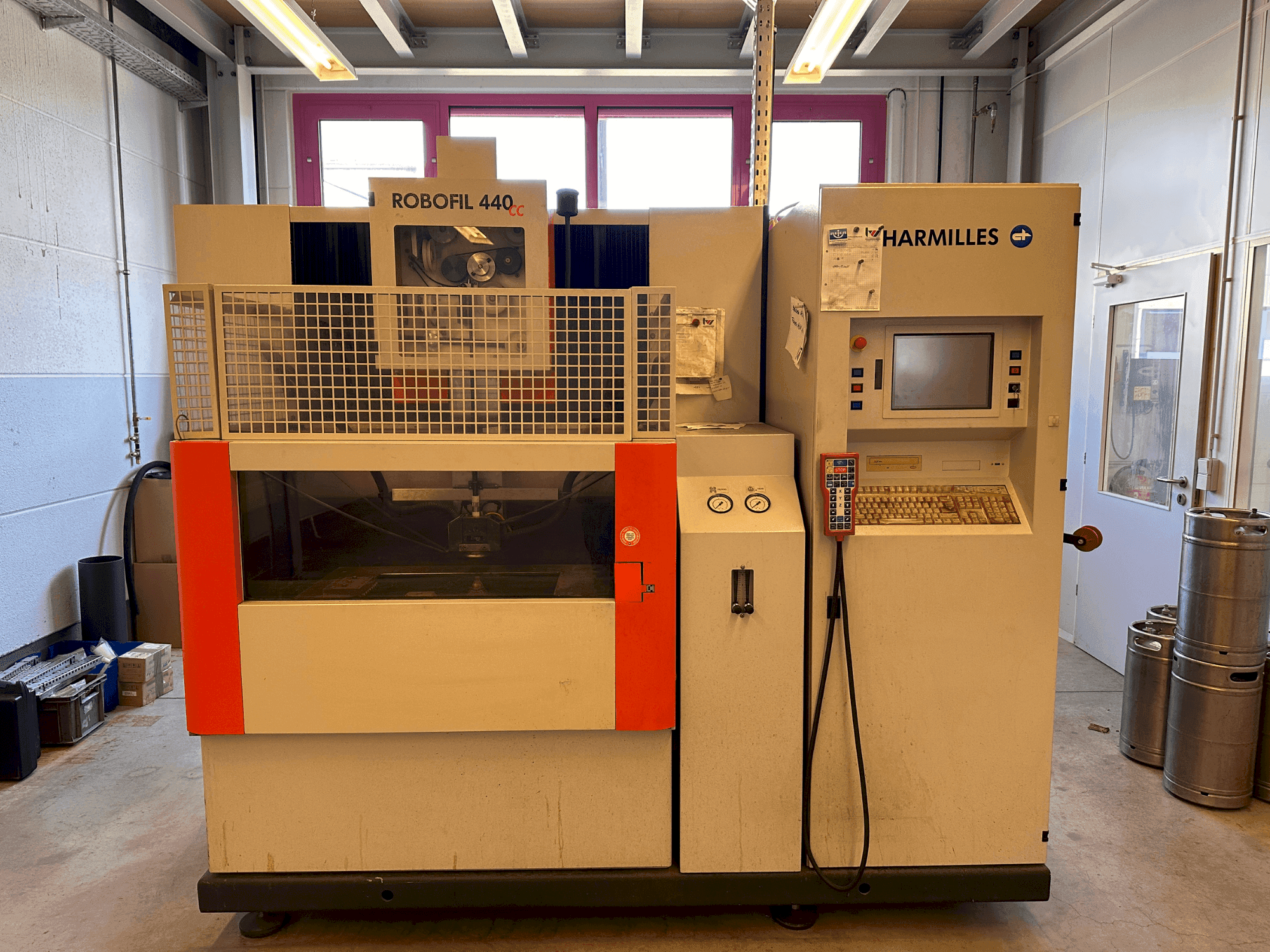 Widok z przodu maszyny CHARMILLES Robofil 440 CC