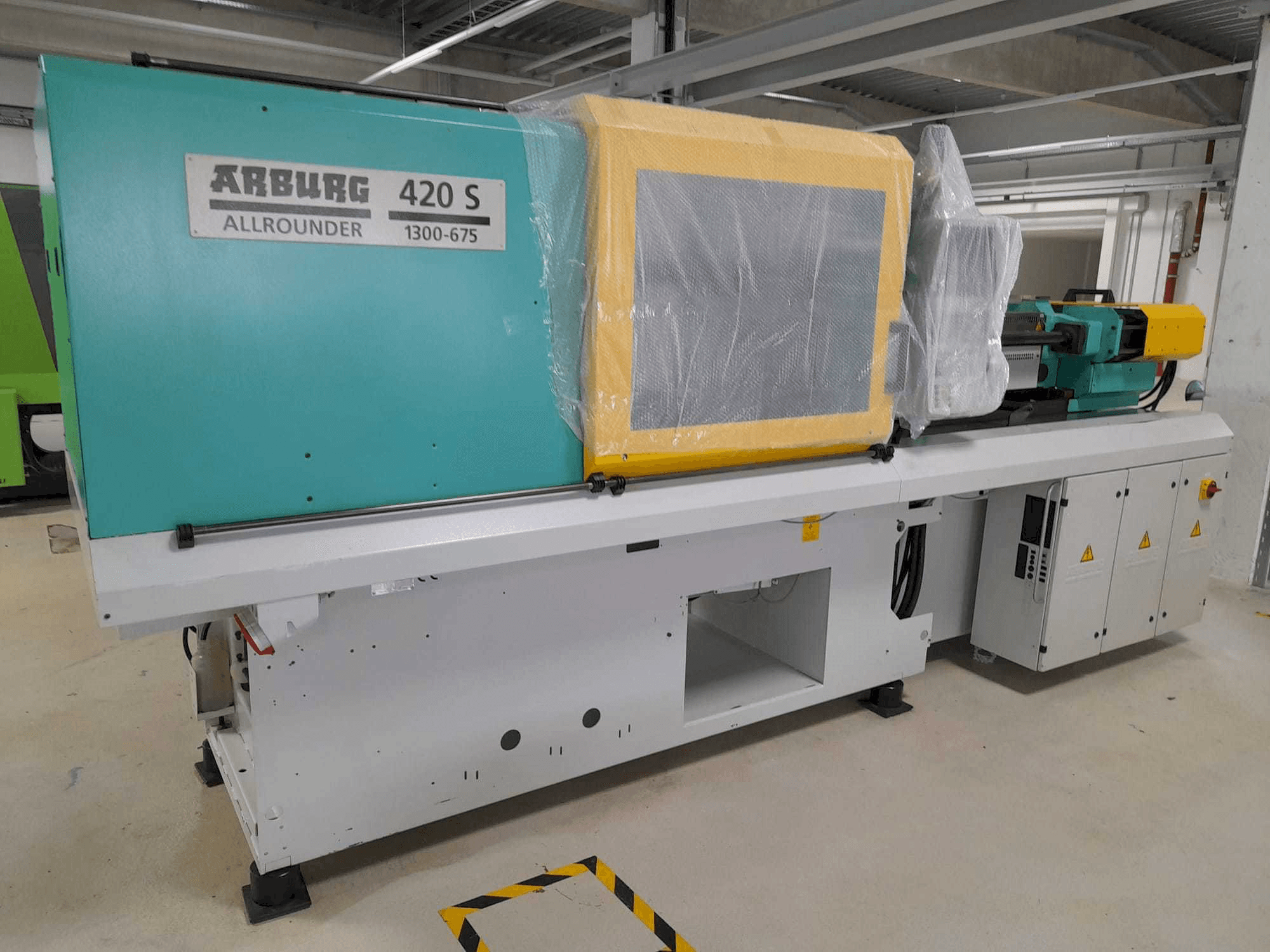 Widok z przodu maszyny Arburg Allrounder 420S 1300-675