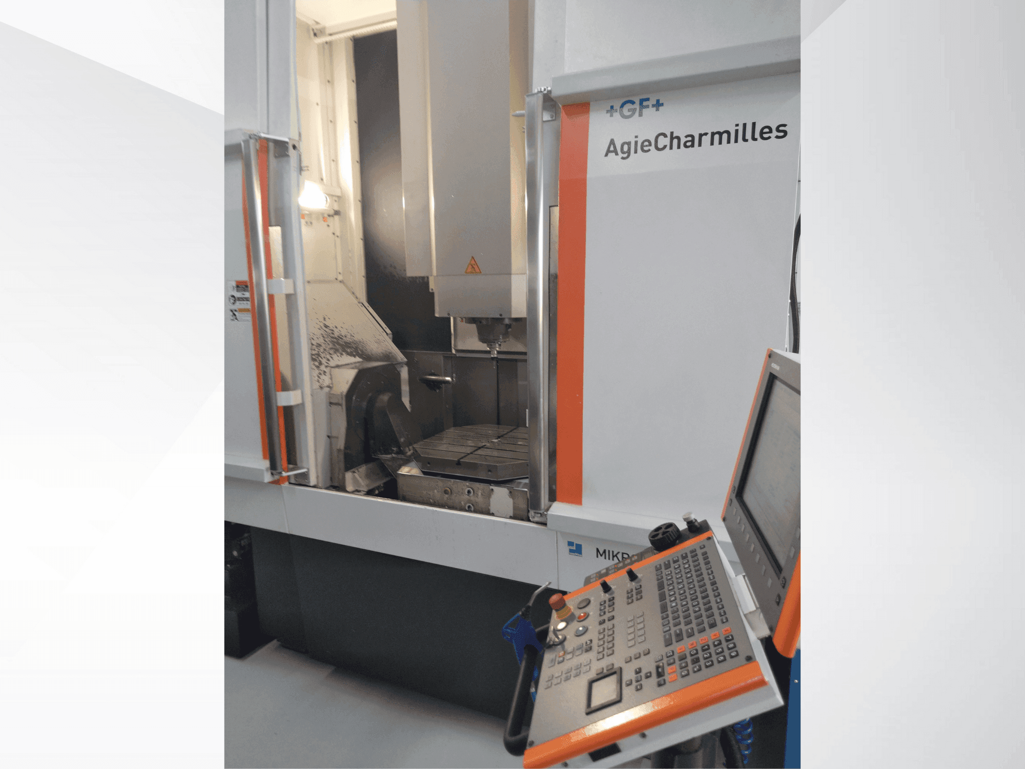 Widok z przodu maszyny MIKRON UCP 800 Duro