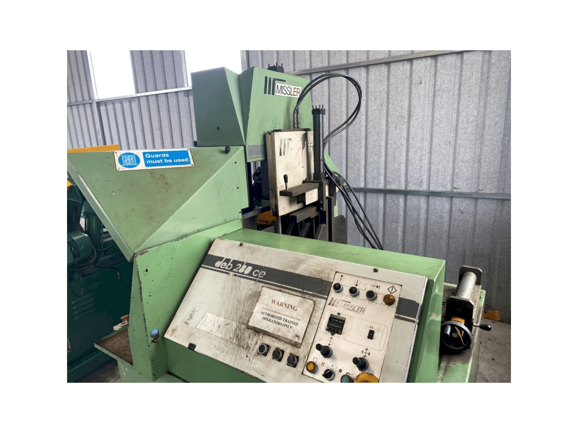 Widok z przodu maszyny Missler Compucut DEB 280CE