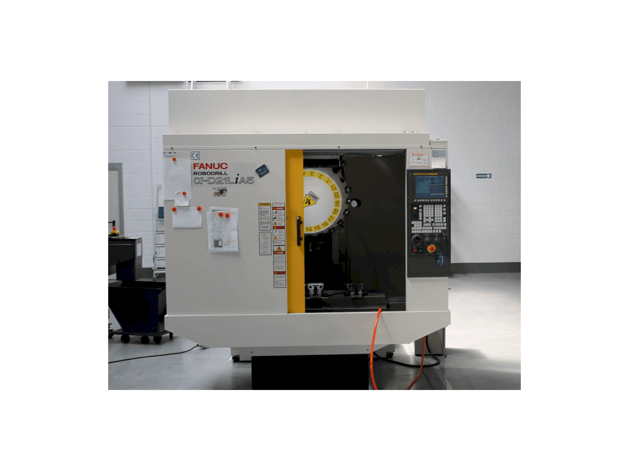 Widok z przodu maszyny FANUC RoboDrill D21LiA5