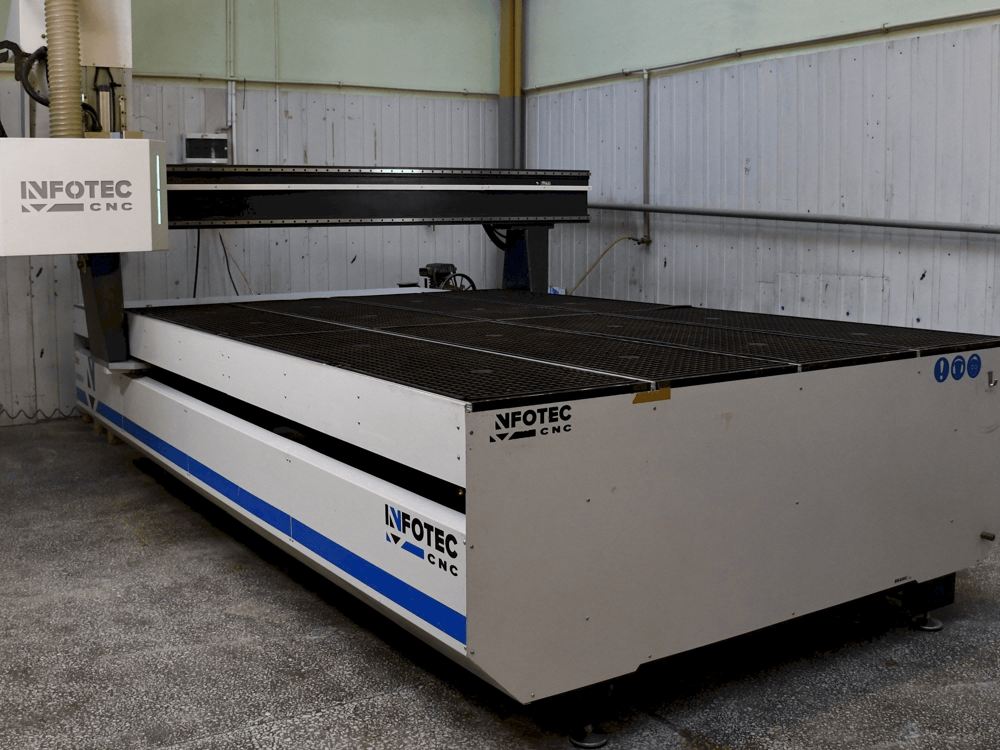 Widok z przodu maszyny INFOTEC 3121 E