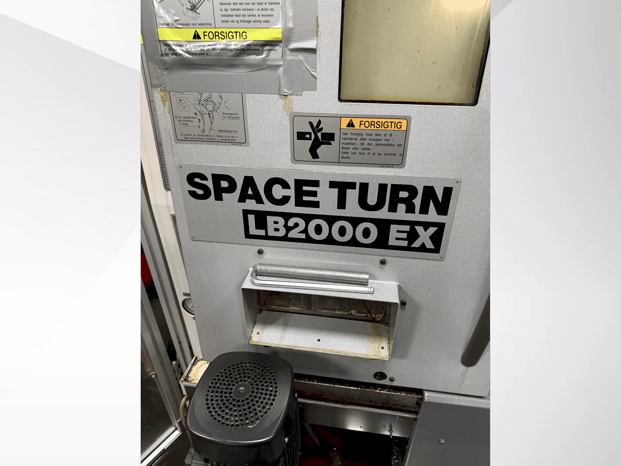 Widok z przodu maszyny Okuma Space Turn LB2000 EX