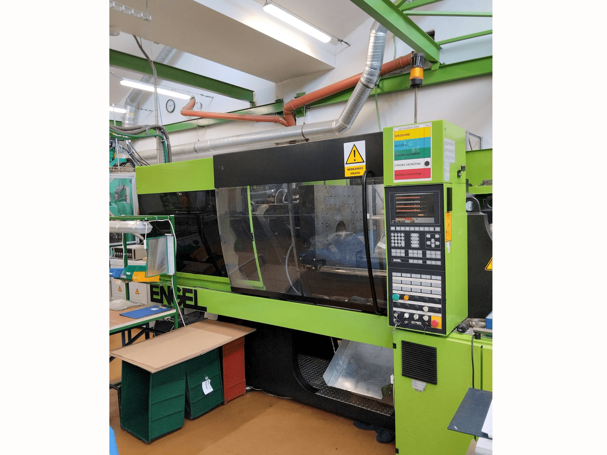 Widok z przodu maszyny Engel Victory 750/150 Tech