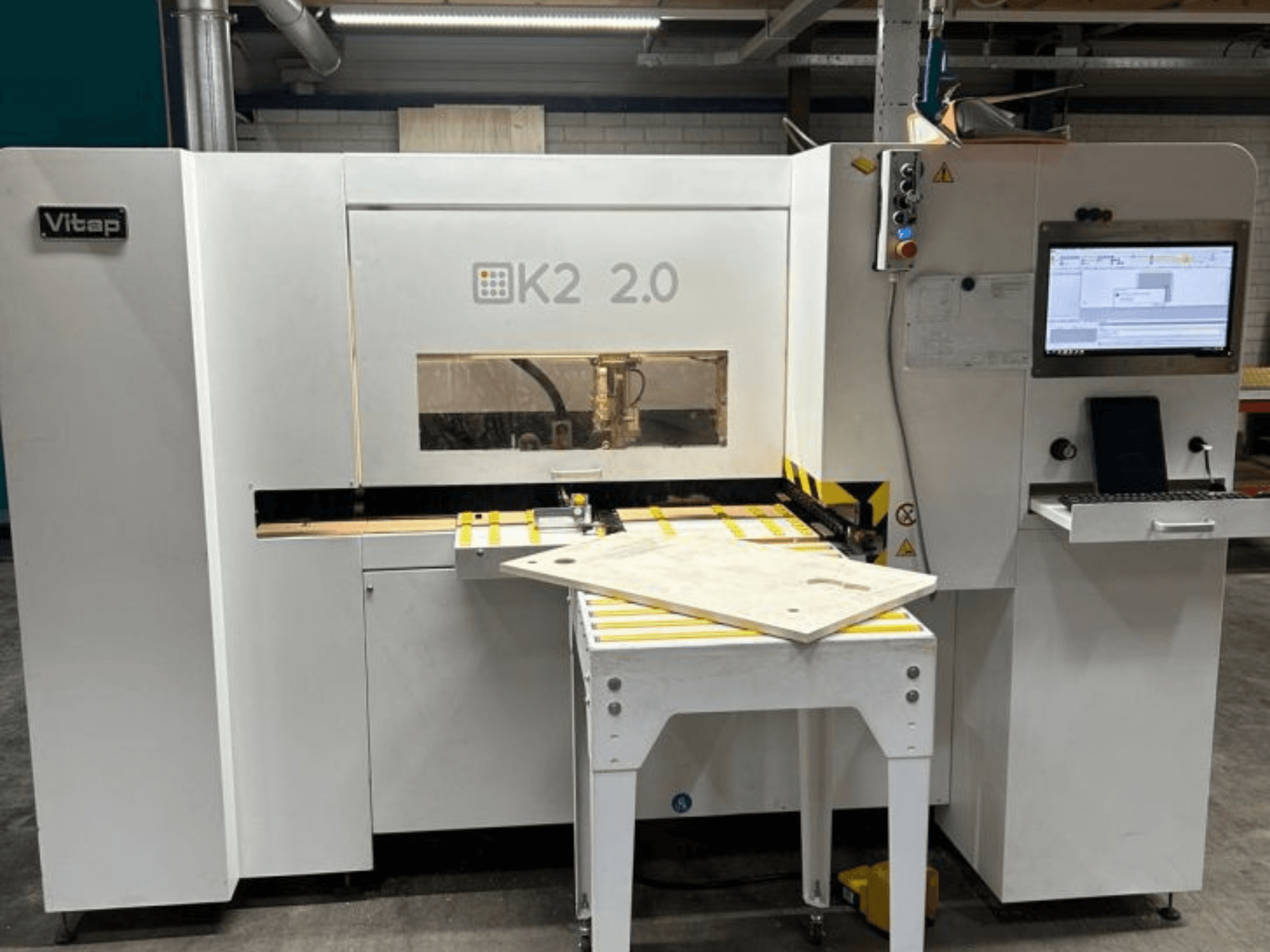 Centrum obróbcze CNC VITAP Point K2 2.0, widok z przodu, pokazujący panel sterowania, powierzchnię roboczą i funkcje bezpieczeństwa.