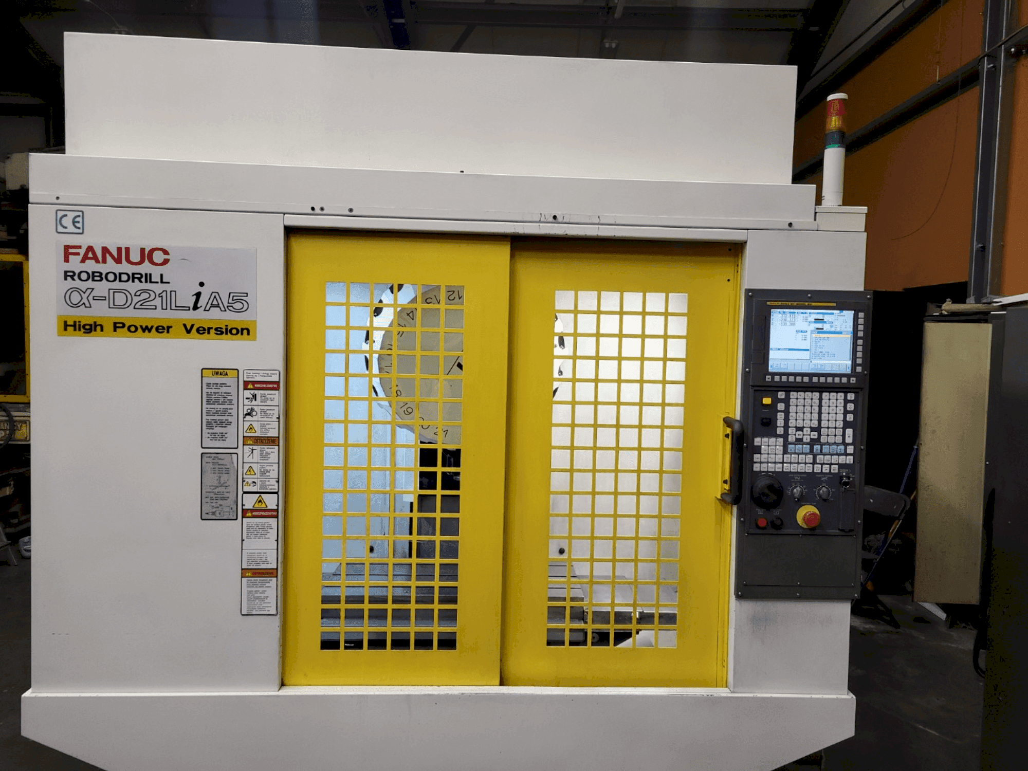 Widok z przodu maszyny FANUC Robodrill α-D21LiA5