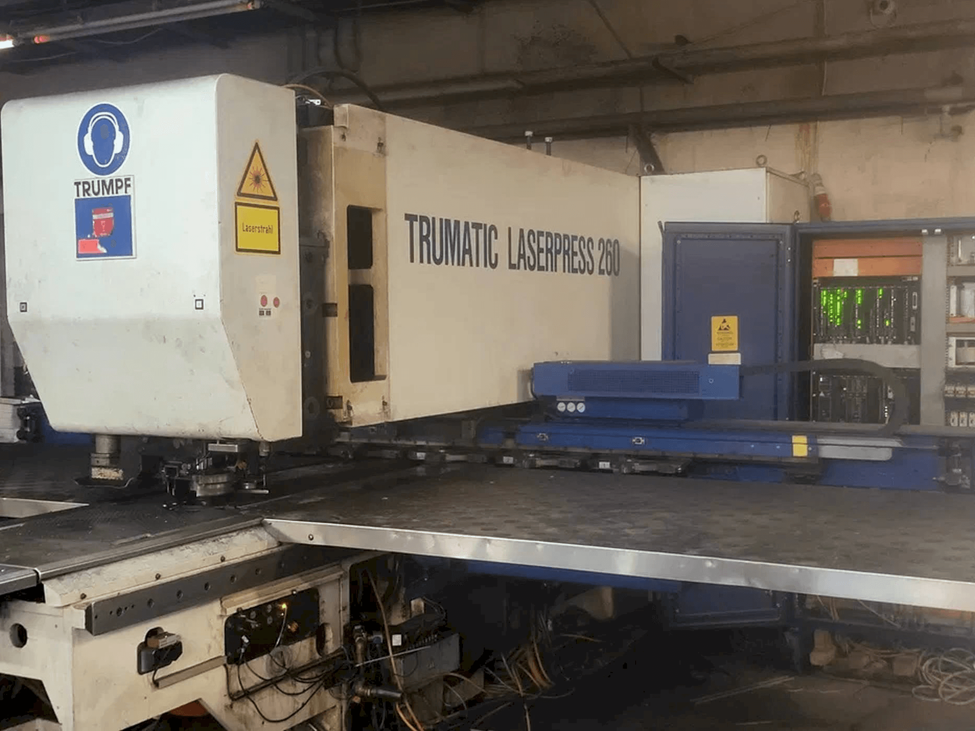 Widok z przodu maszyny Trumpf Trumatic 260