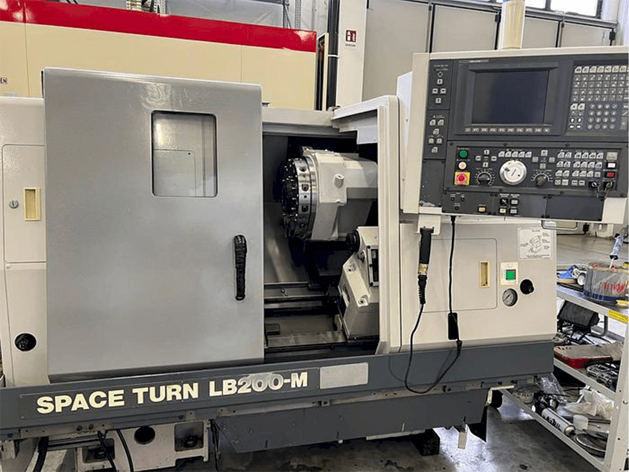 Widok z przodu maszyny Okuma Space Turn LB 200M