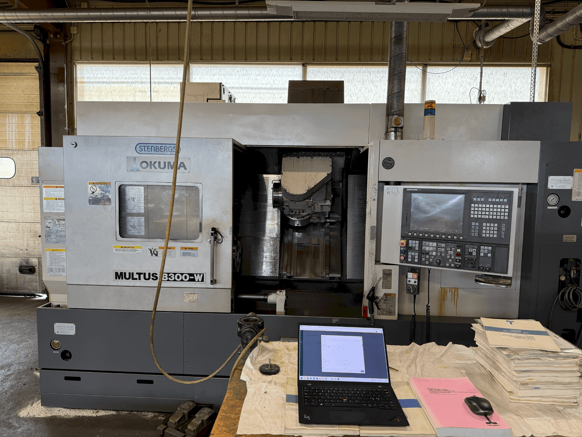 Widok z przodu maszyny Okuma Multus B300-W
