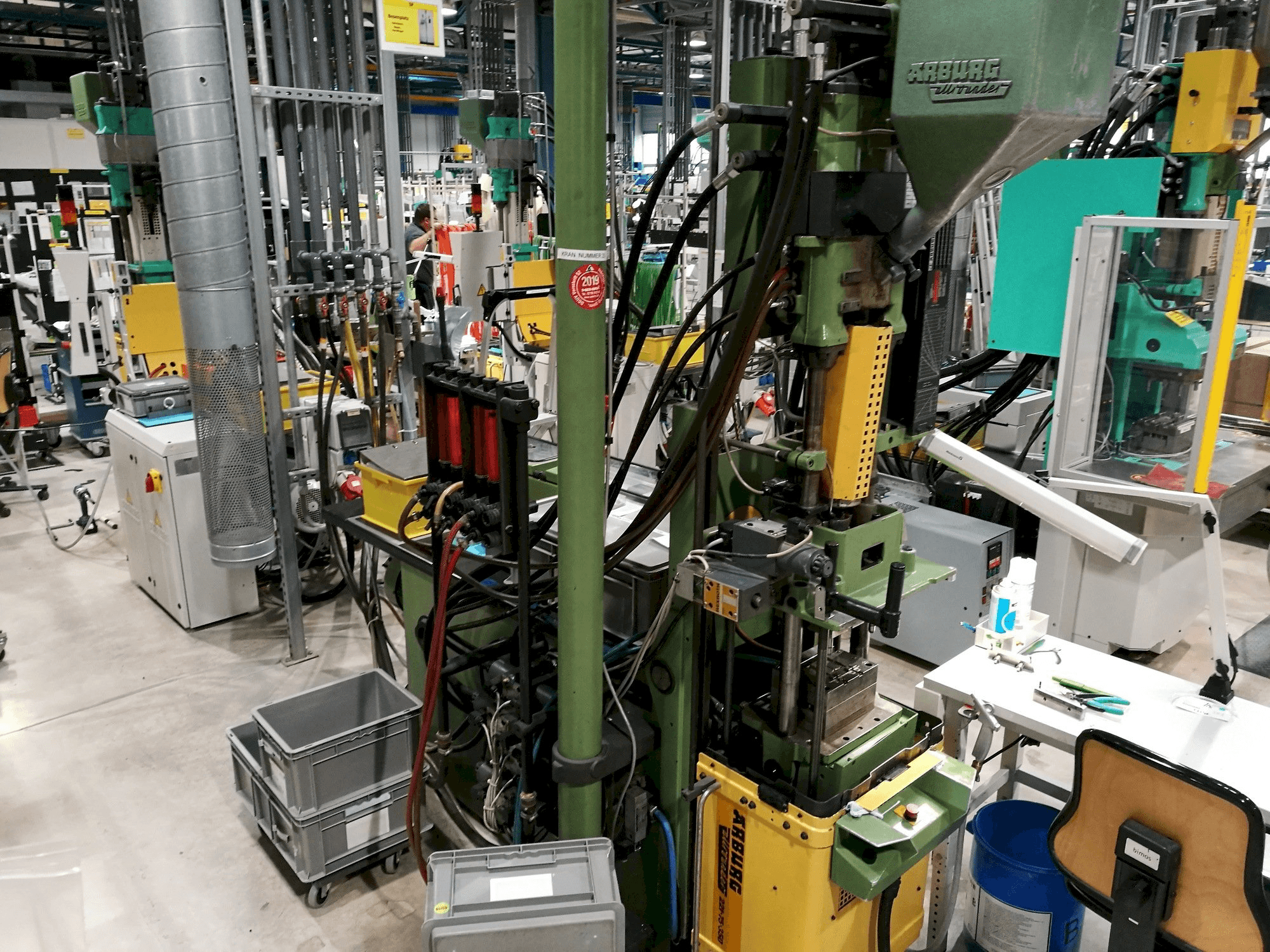 Widok z przodu maszyny Arburg 221-75-350