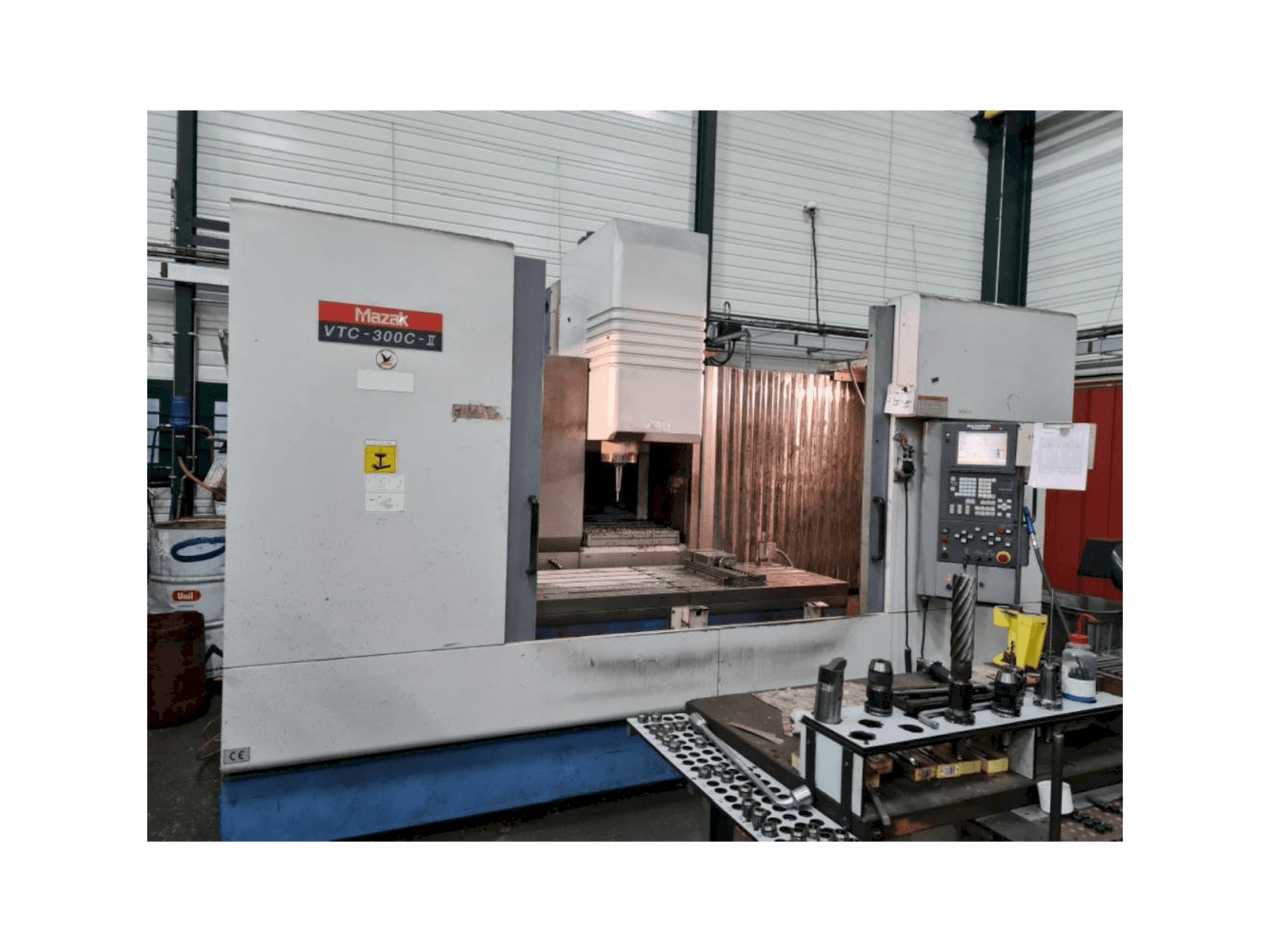 Widok z przodu maszyny Mazak VTC 300C