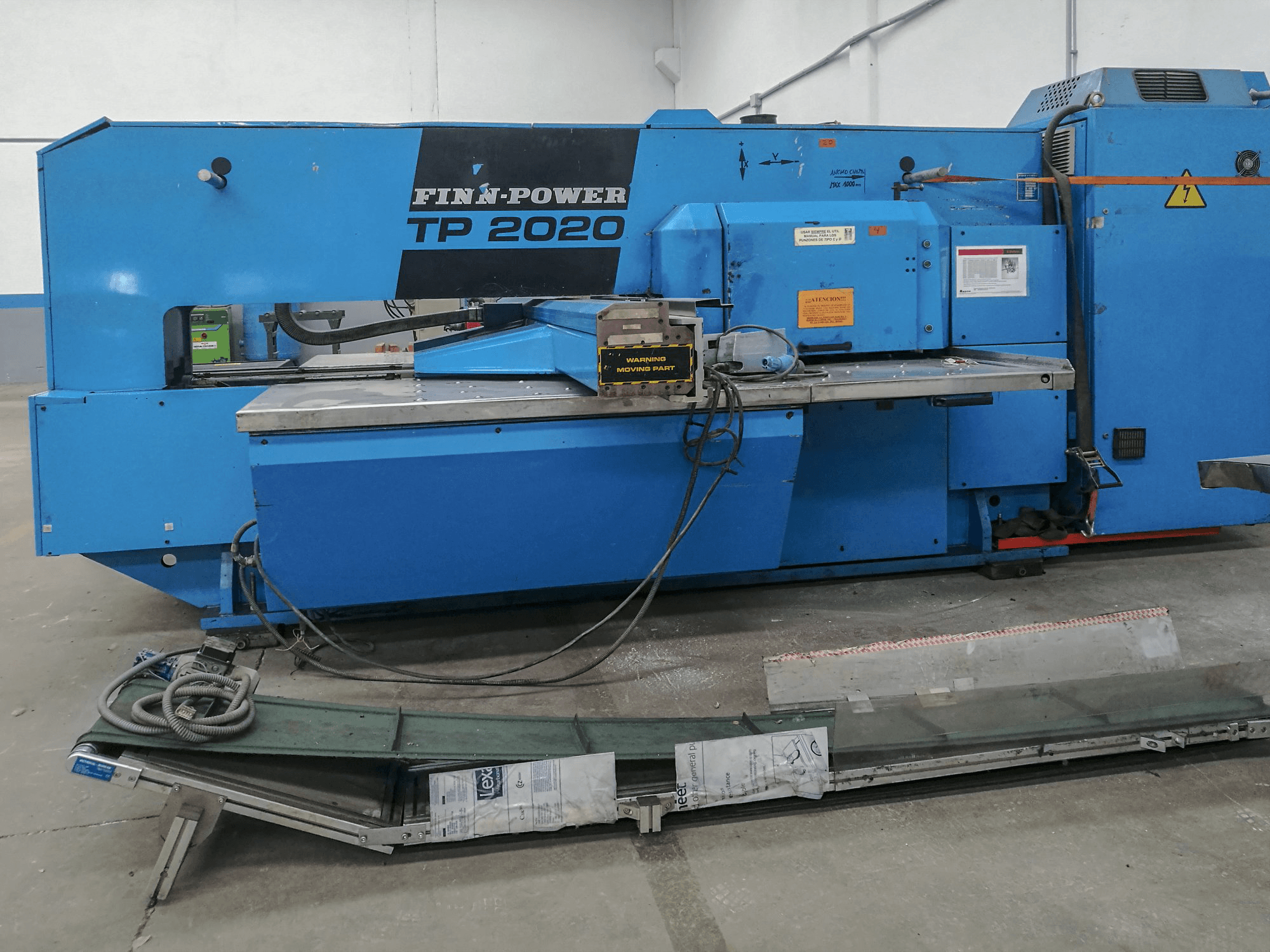 Widok z przodu maszyny Finn-Power TP 2020